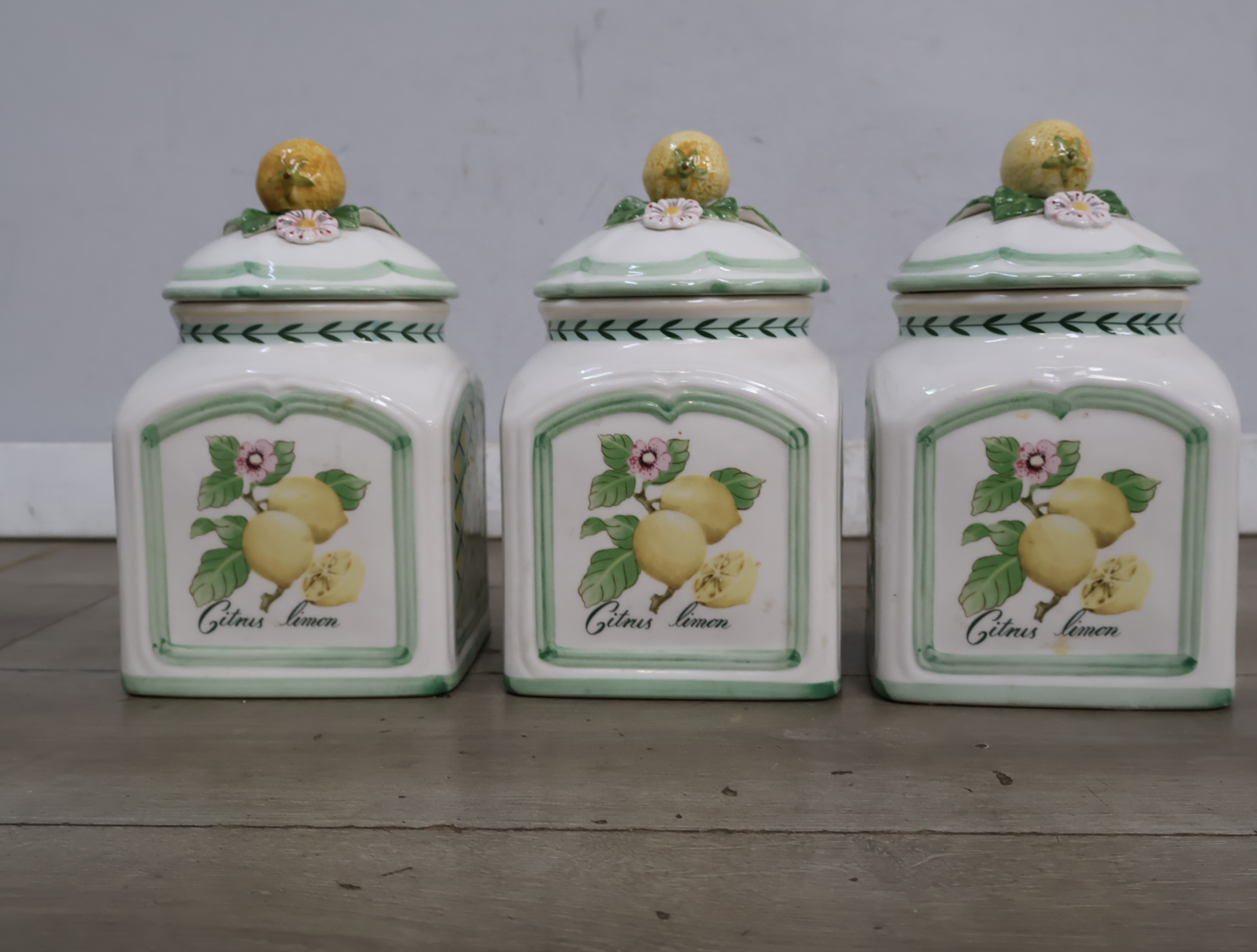 Set van drie keramische voorraadpotten met citroen decor – foto 6 – kavel bij GSD Auctions, Zoeterwoude