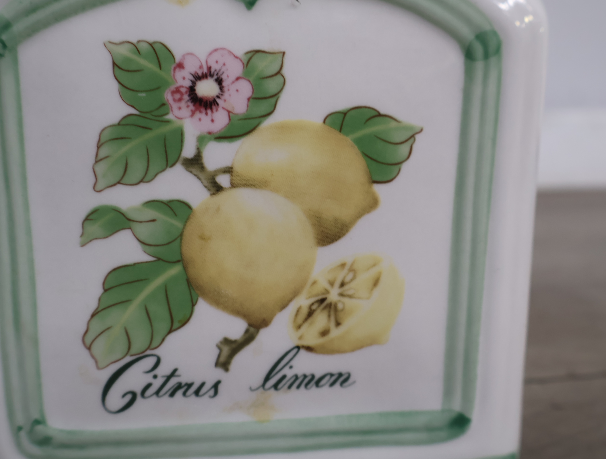 Set van drie keramische voorraadpotten met citroen decor – foto 7 – kavel bij GSD Auctions, Zoeterwoude