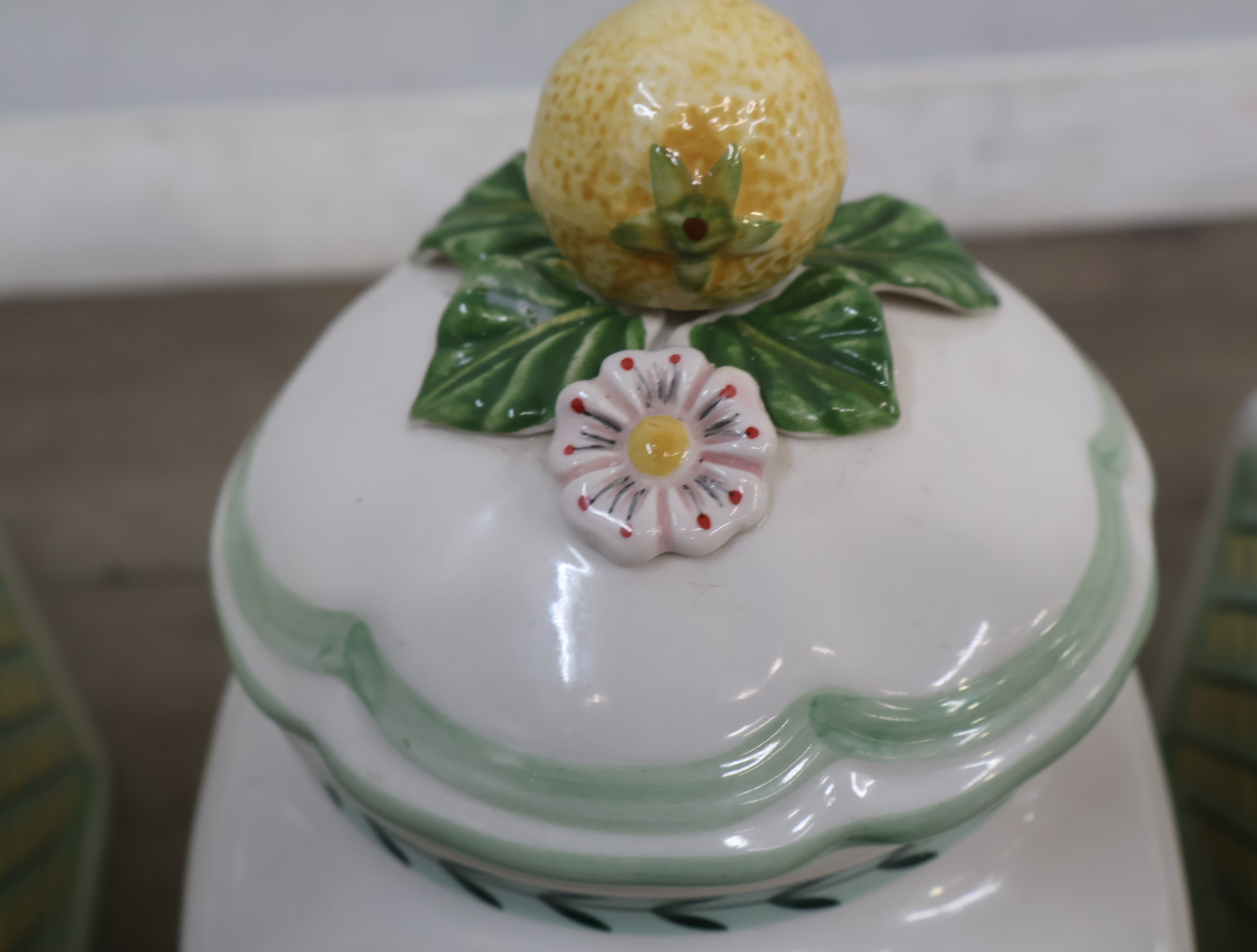 Set van drie keramische voorraadpotten met citroen decor – foto 8 – kavel bij GSD Auctions, Zoeterwoude
