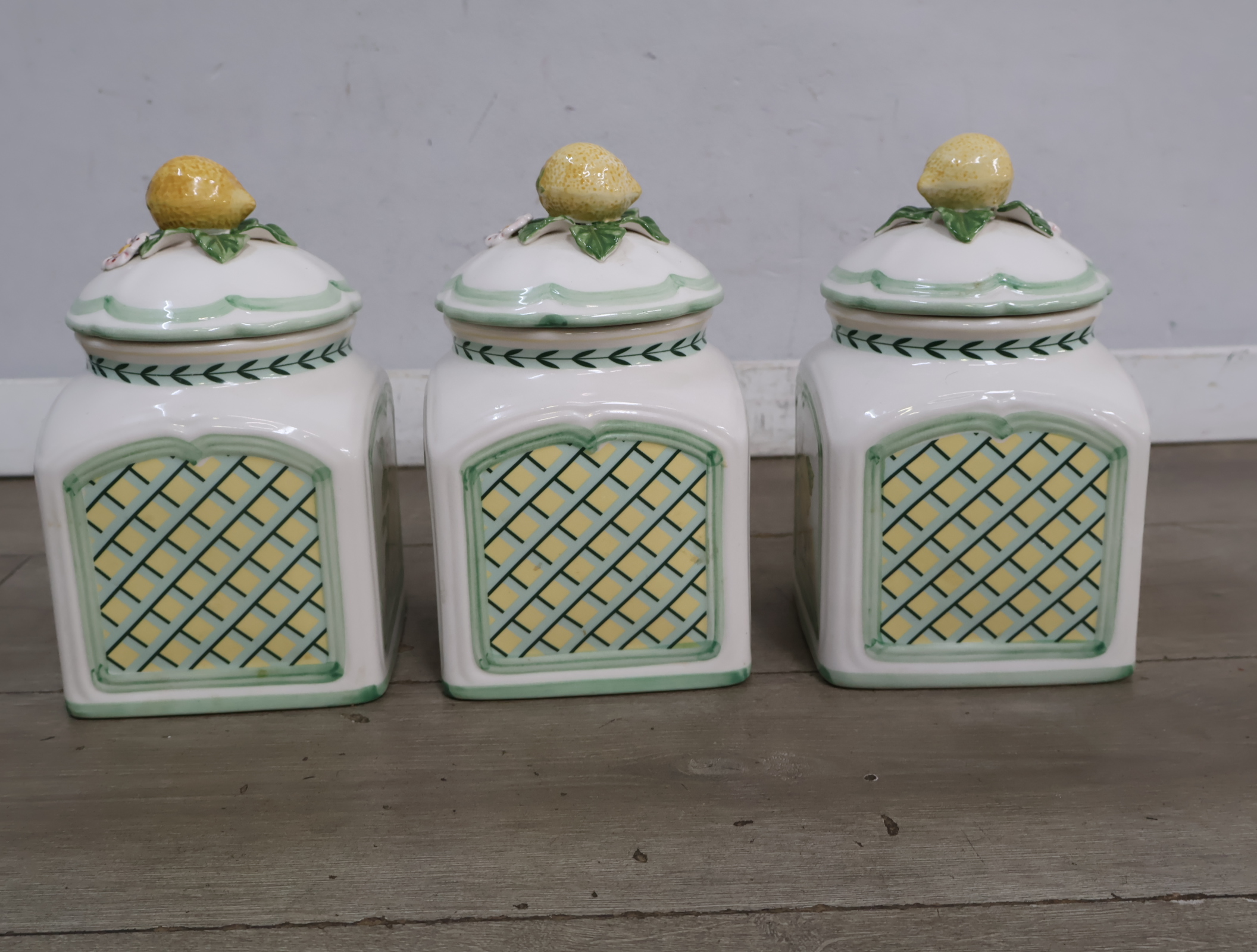 Set van drie keramische voorraadpotten met citroen decor – foto 10 – kavel bij GSD Auctions, Zoeterwoude