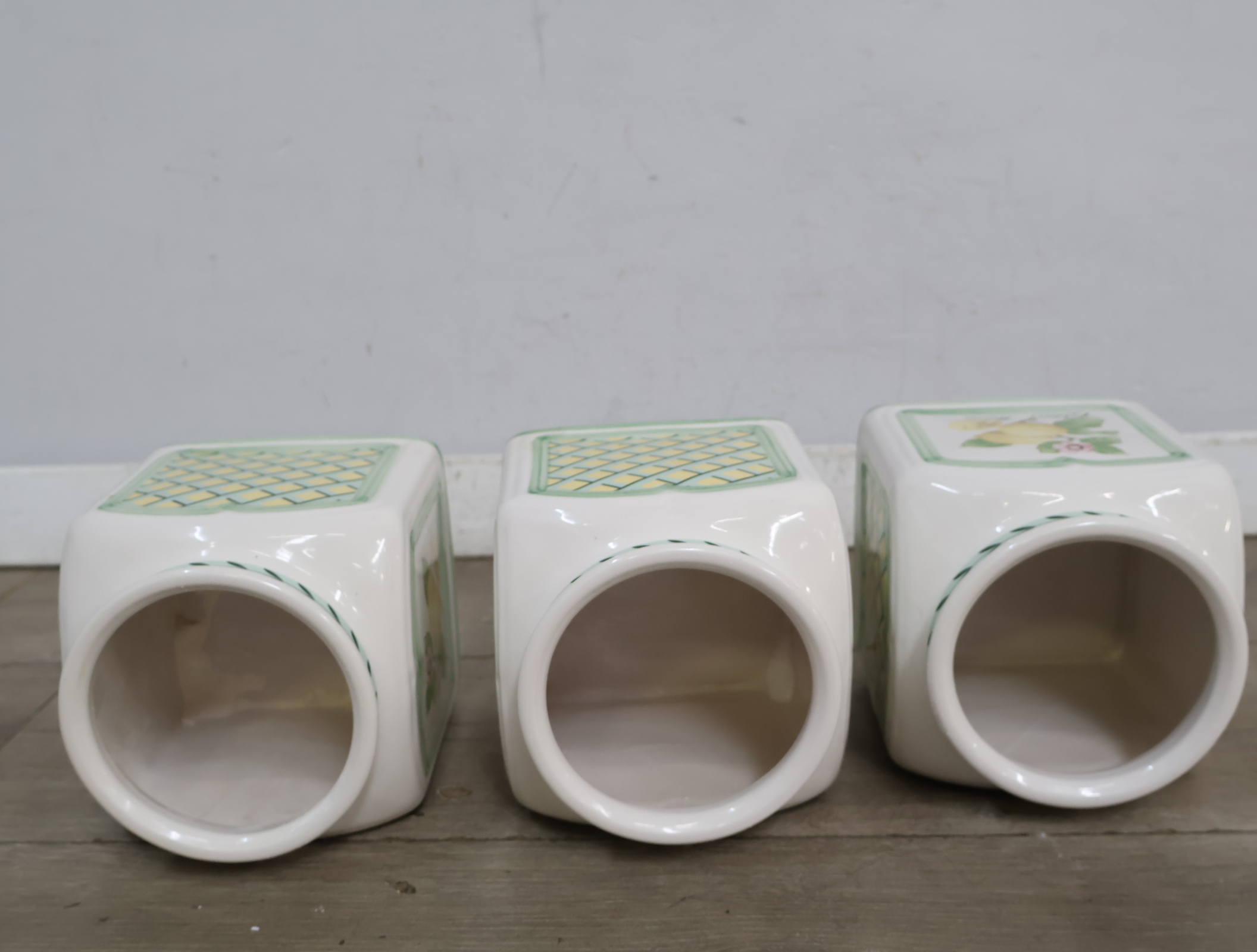 Set van drie keramische voorraadpotten met citroen decor – foto 11 – kavel bij GSD Auctions, Zoeterwoude