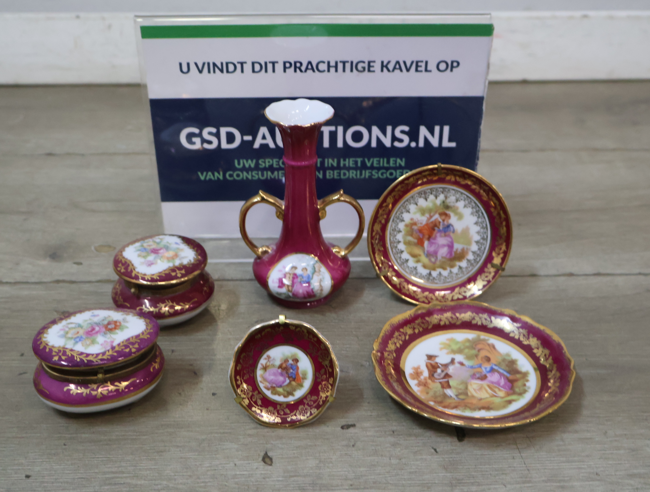 Set van decoratief porseleinen sieradenbakjes, bordjes en vaasje – foto 2 – kavel bij GSD Auctions, Zoeterwoude