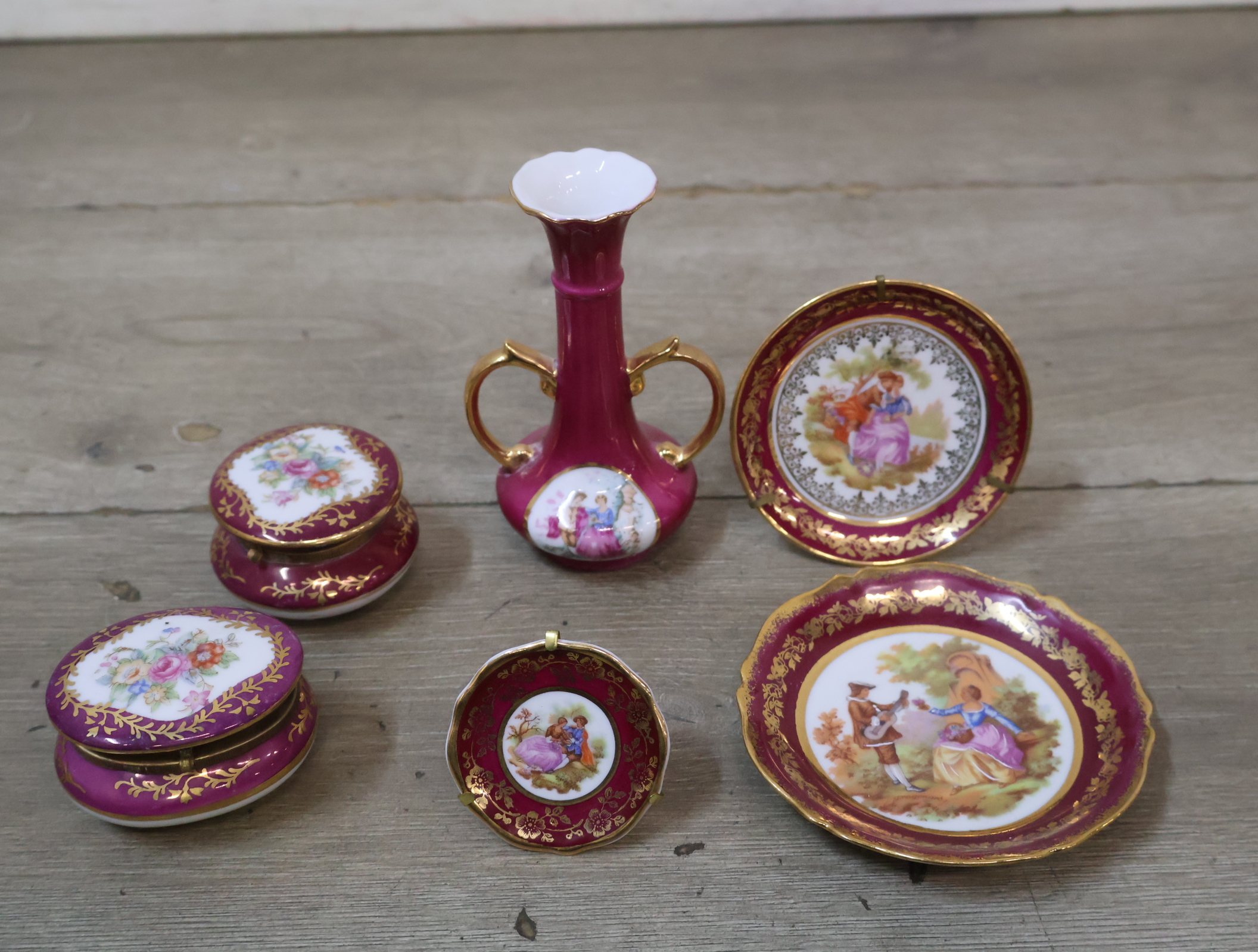 Set van decoratief porseleinen sieradenbakjes, bordjes en vaasje – foto 3 – kavel bij GSD Auctions, Zoeterwoude