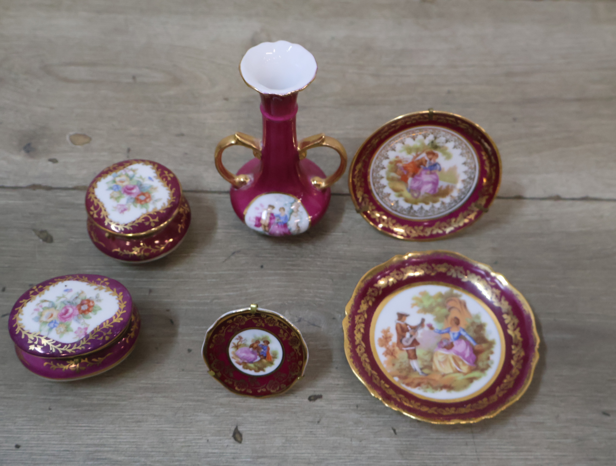 Set van decoratief porseleinen sieradenbakjes, bordjes en vaasje – foto 4 – kavel bij GSD Auctions, Zoeterwoude