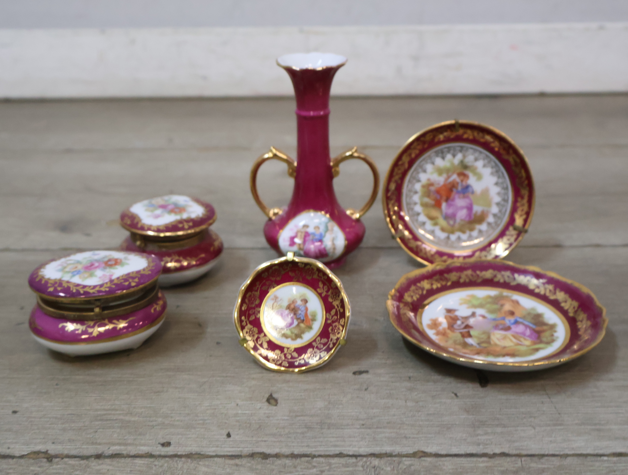 Set van decoratief porseleinen sieradenbakjes, bordjes en vaasje – foto 5 – kavel bij GSD Auctions, Zoeterwoude