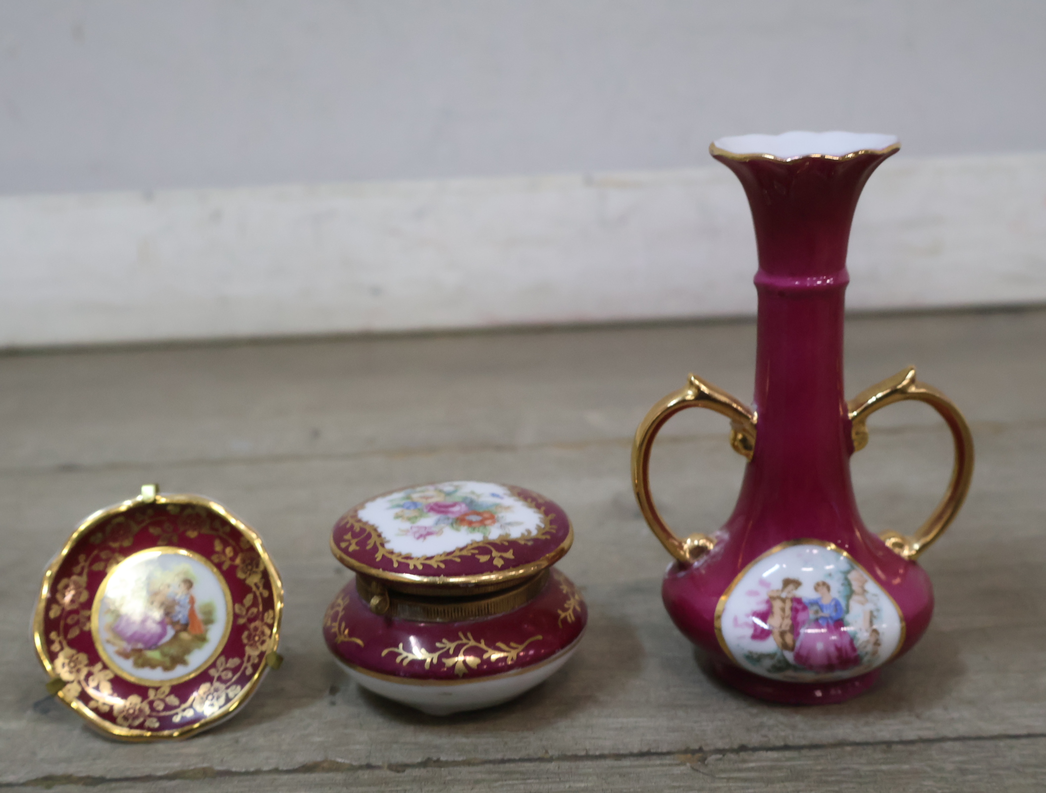 Set van decoratief porseleinen sieradenbakjes, bordjes en vaasje – foto 6 – kavel bij GSD Auctions, Zoeterwoude