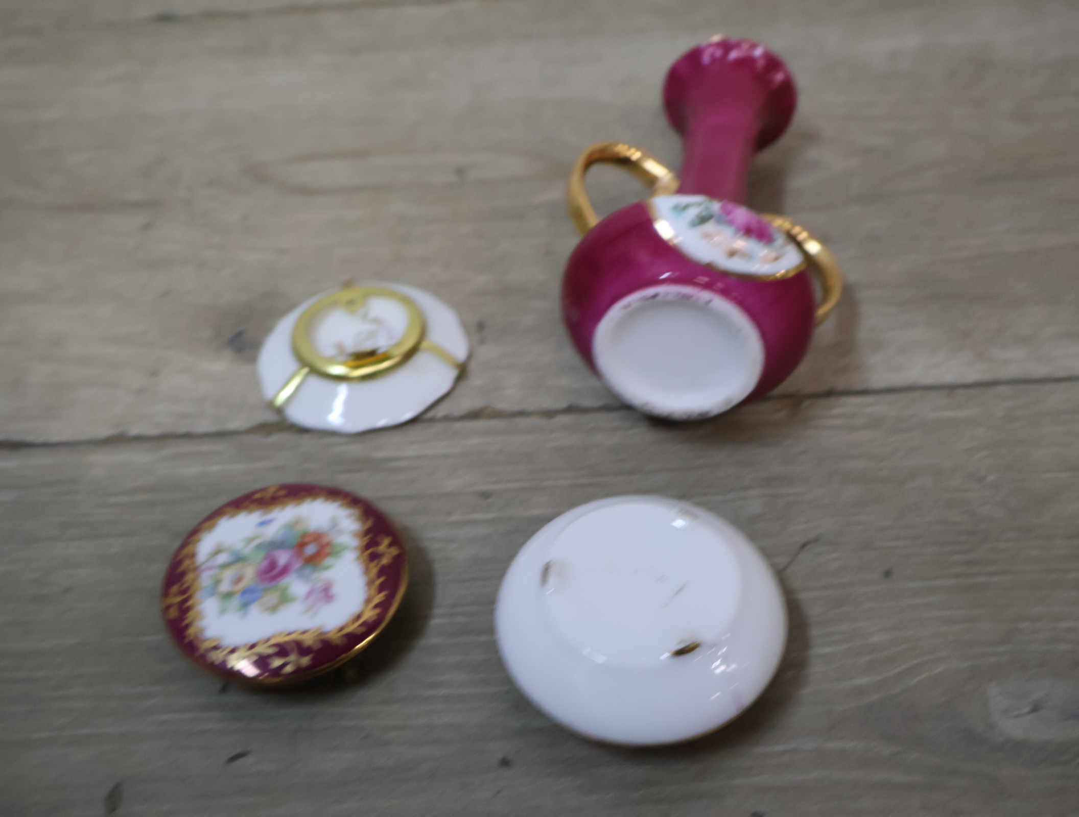 Set van decoratief porseleinen sieradenbakjes, bordjes en vaasje – foto 7 – kavel bij GSD Auctions, Zoeterwoude