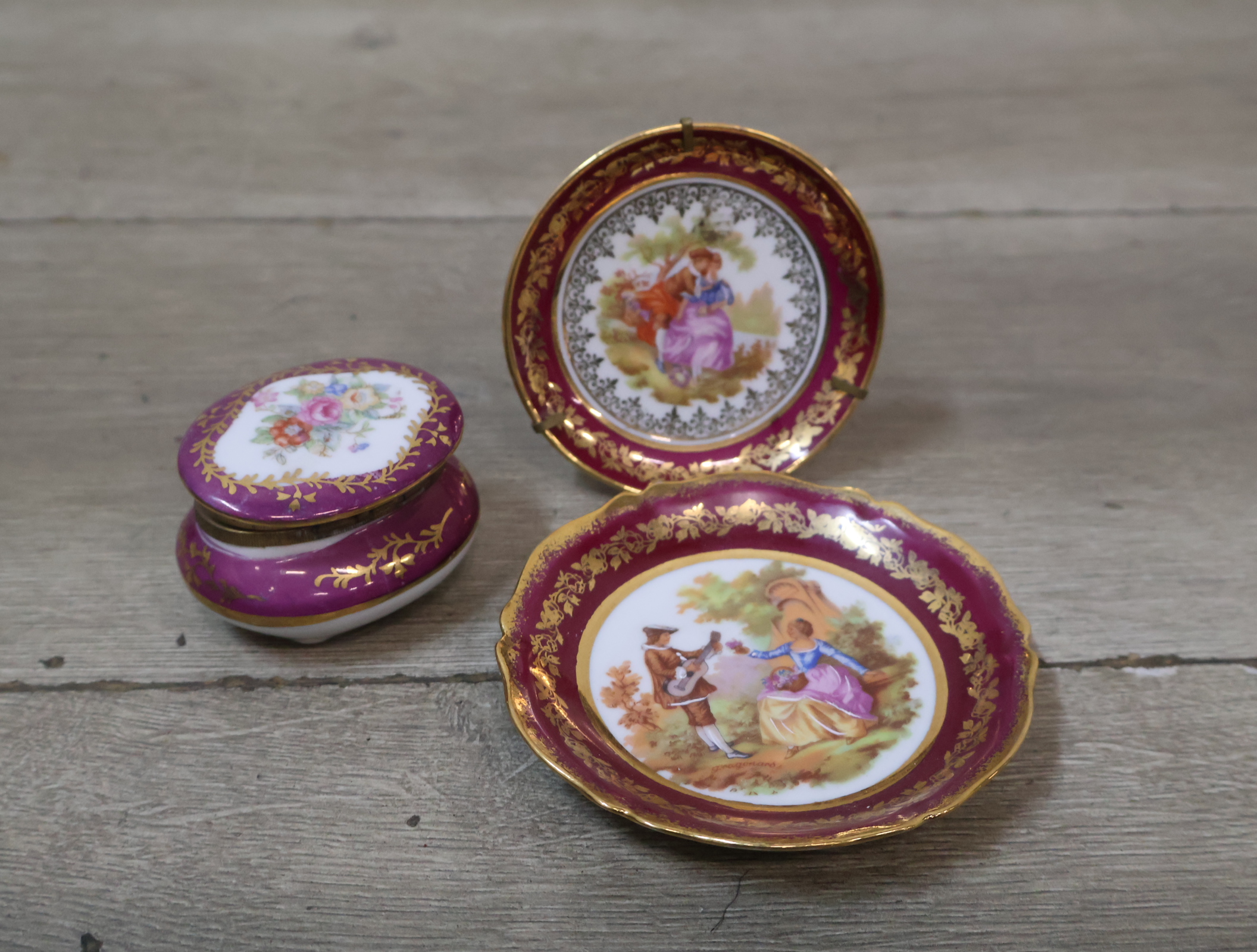 Set van decoratief porseleinen sieradenbakjes, bordjes en vaasje – foto 8 – kavel bij GSD Auctions, Zoeterwoude