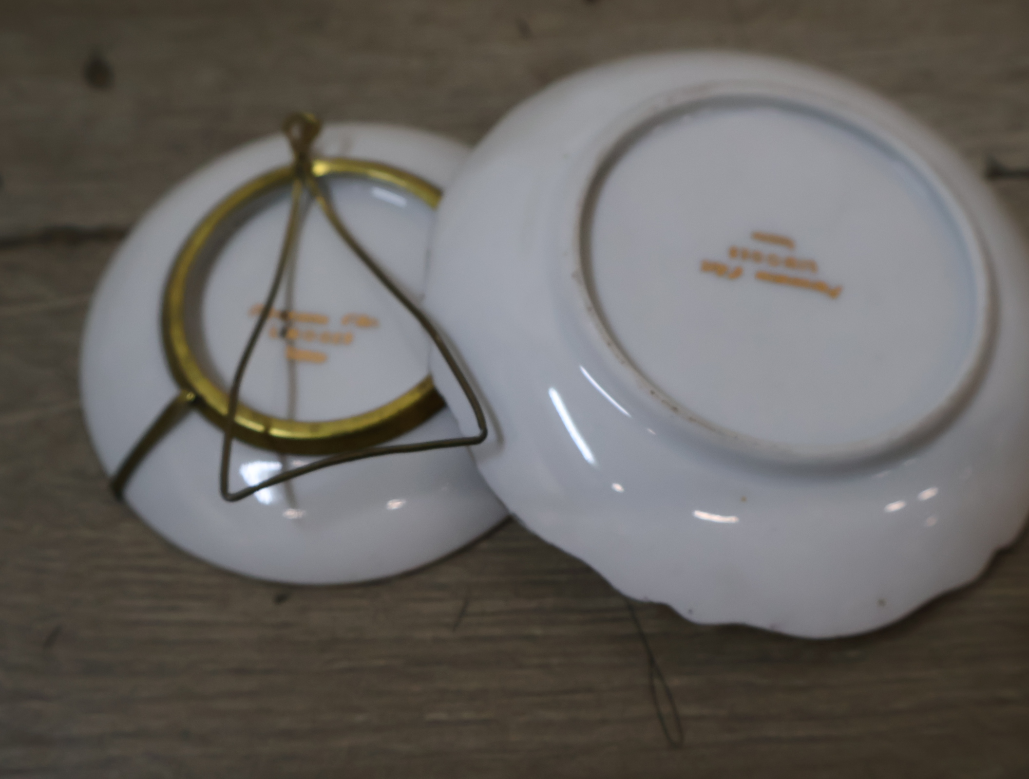 Set van decoratief porseleinen sieradenbakjes, bordjes en vaasje – foto 10 – kavel bij GSD Auctions, Zoeterwoude