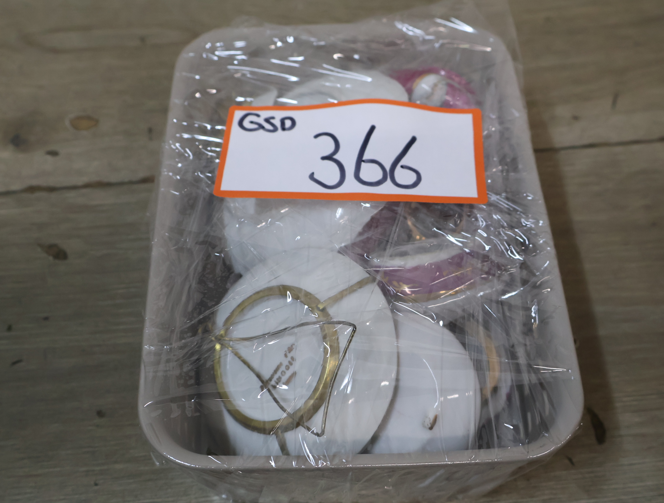 Set van decoratief porseleinen sieradenbakjes, bordjes en vaasje – foto 13 – kavel bij GSD Auctions, Zoeterwoude