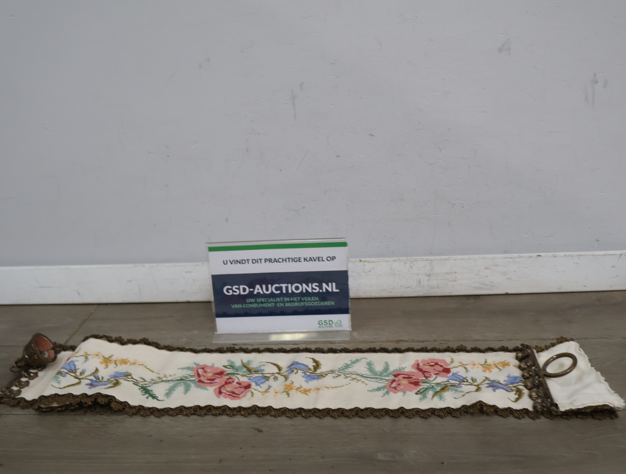 Geborduurde wandhanger met metalen delen – foto 2 – kavel bij GSD Auctions, Zoeterwoude