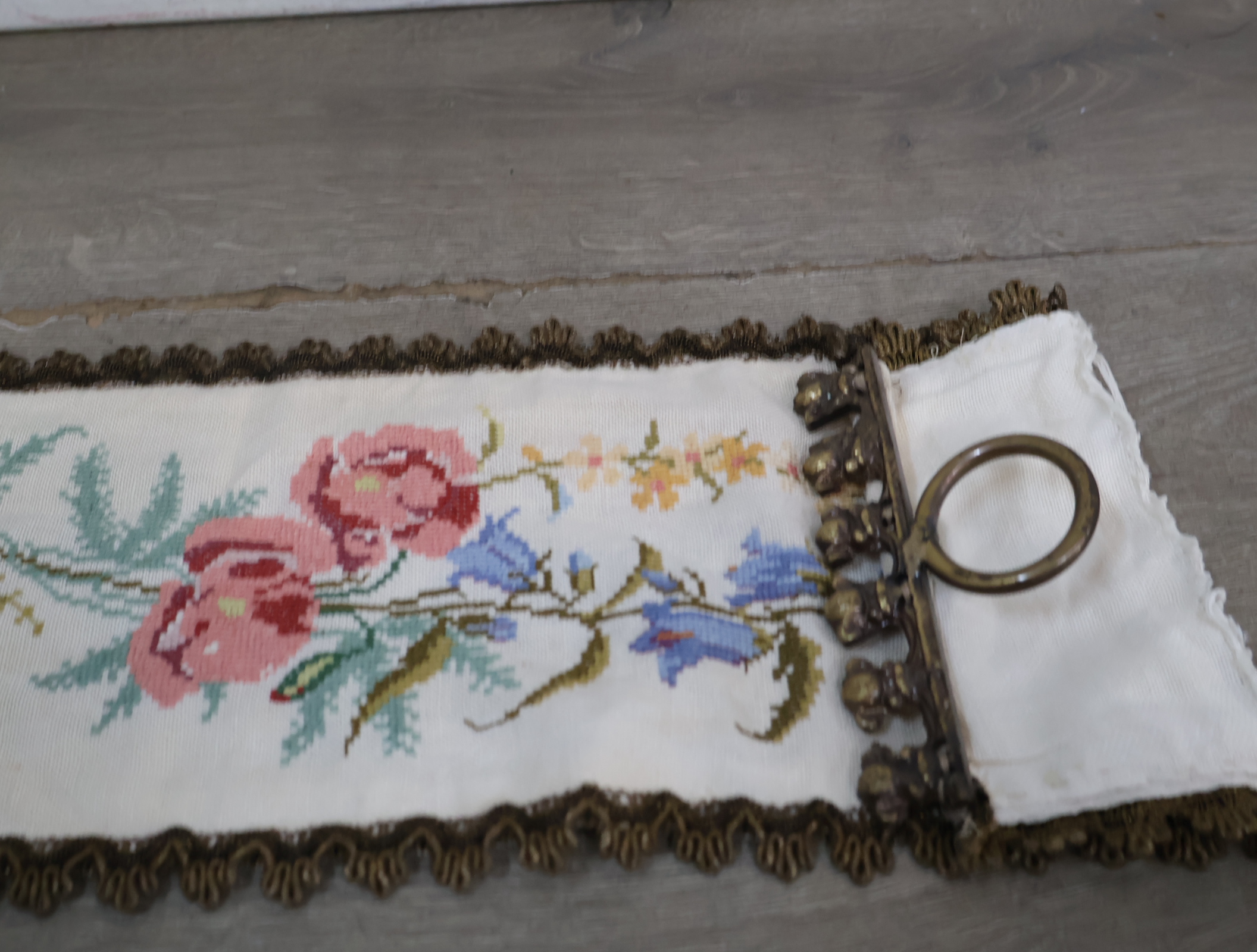 Geborduurde wandhanger met metalen delen – foto 3 – kavel bij GSD Auctions, Zoeterwoude