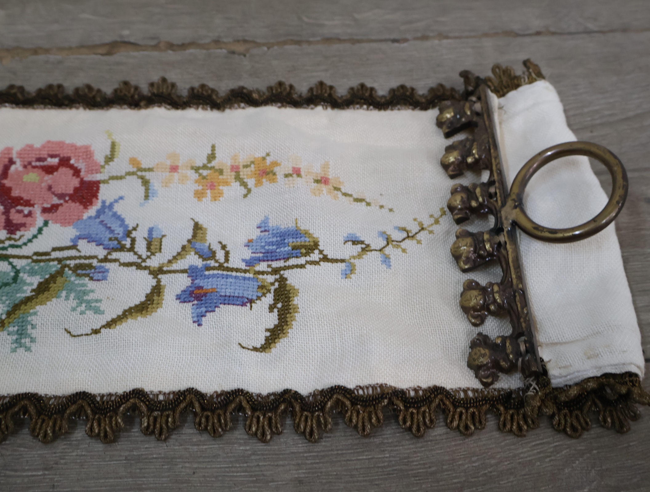 Geborduurde wandhanger met metalen delen – foto 4 – kavel bij GSD Auctions, Zoeterwoude