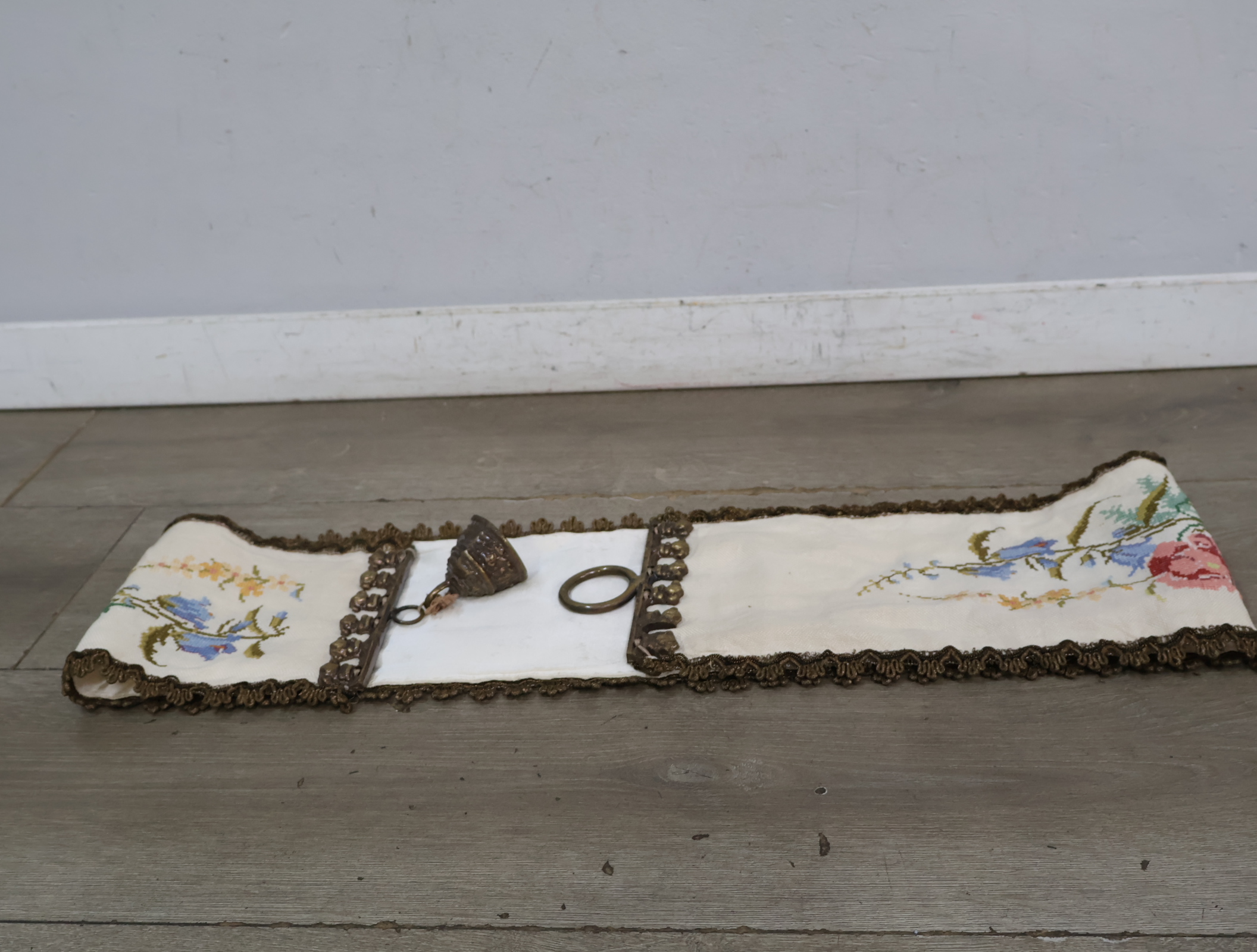 Geborduurde wandhanger met metalen delen – foto 9 – kavel bij GSD Auctions, Zoeterwoude