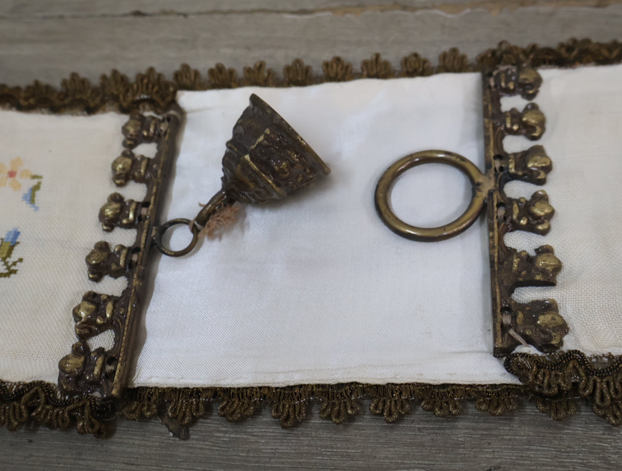 Geborduurde wandhanger met metalen delen – foto 10 – kavel bij GSD Auctions, Zoeterwoude