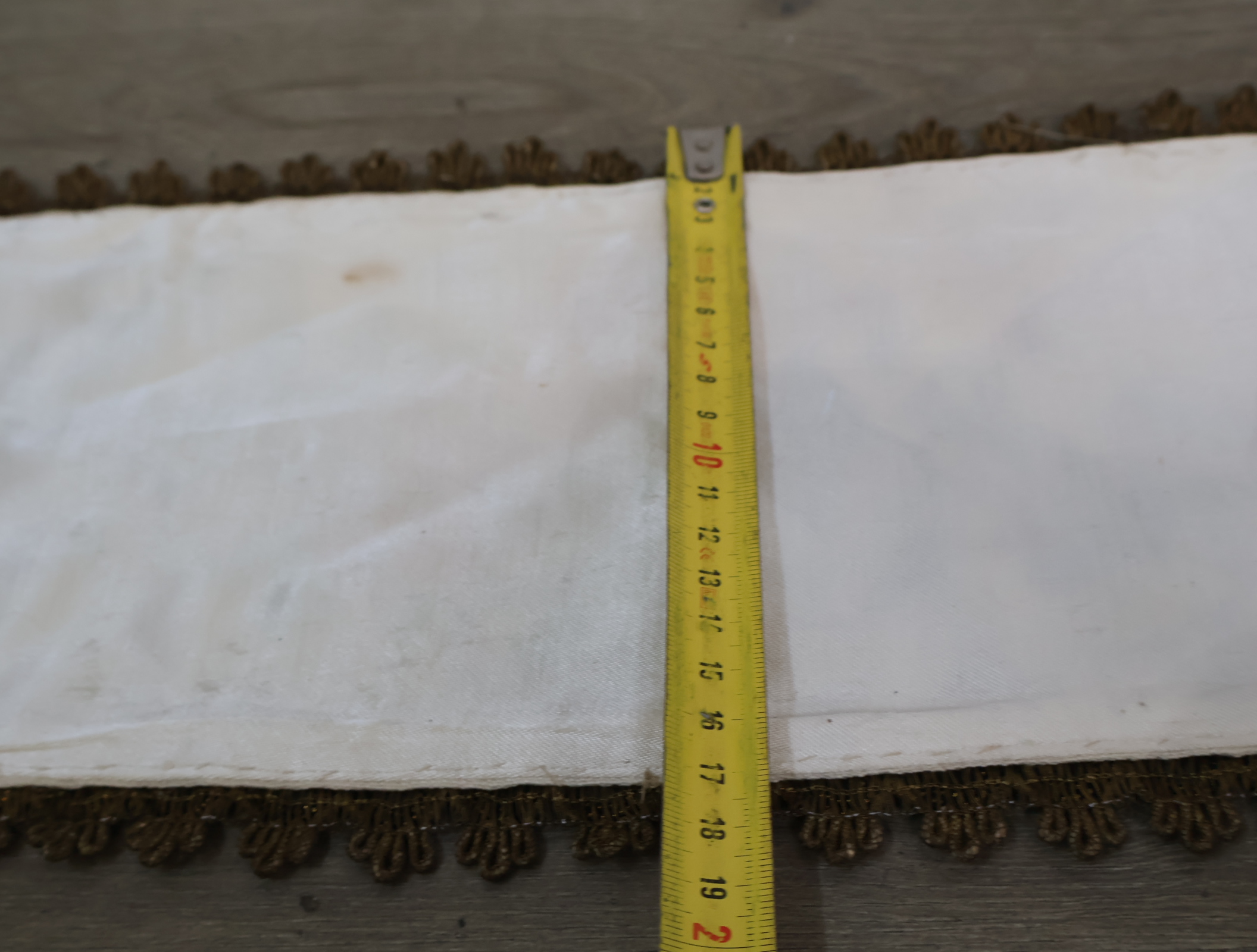 Geborduurde wandhanger met metalen delen – foto 12 – kavel bij GSD Auctions, Zoeterwoude