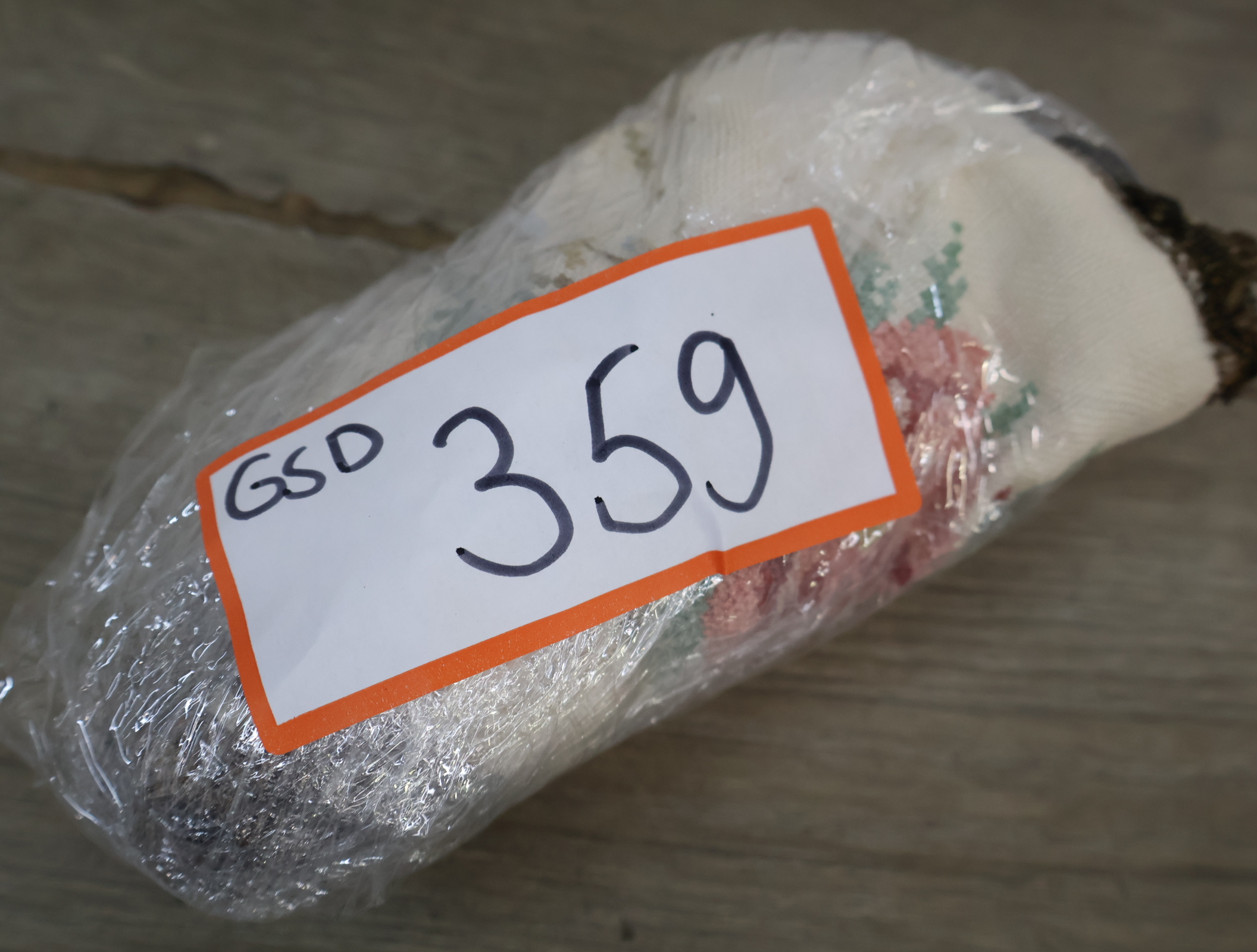 Geborduurde wandhanger met metalen delen – foto 13 – kavel bij GSD Auctions, Zoeterwoude