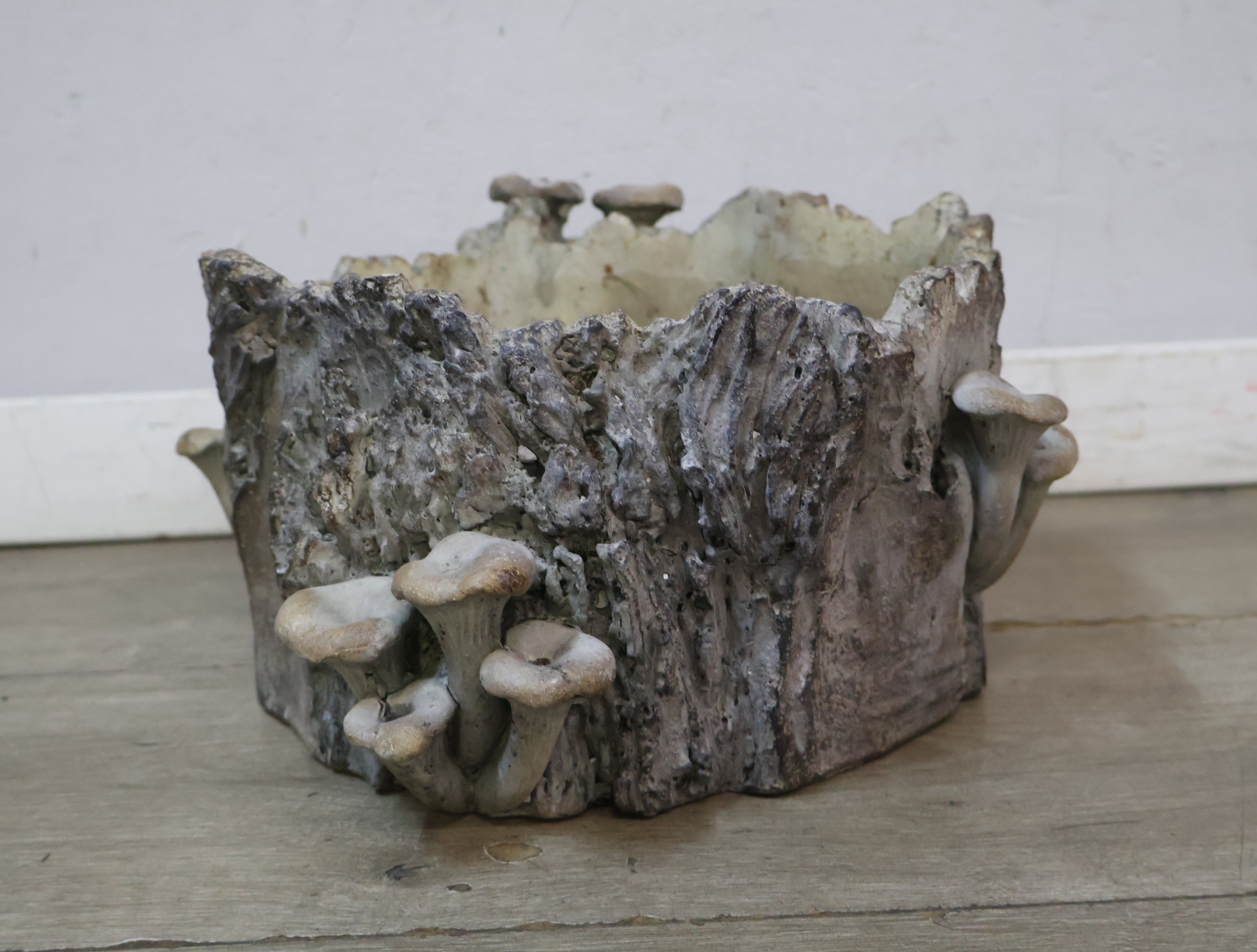 Decoratieve plantenbak boomstronk met paddenstoelen – foto 3 – kavel bij GSD Auctions, Zoeterwoude