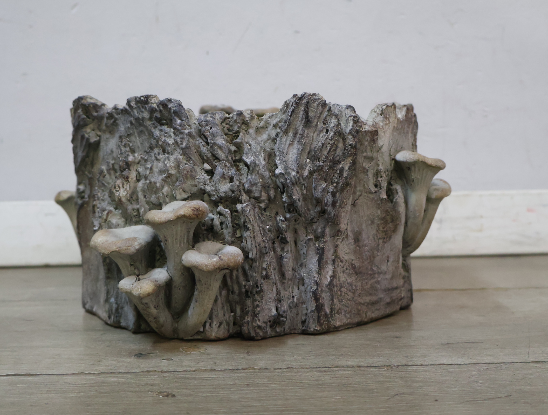 Decoratieve plantenbak boomstronk met paddenstoelen – foto 4 – kavel bij GSD Auctions, Zoeterwoude