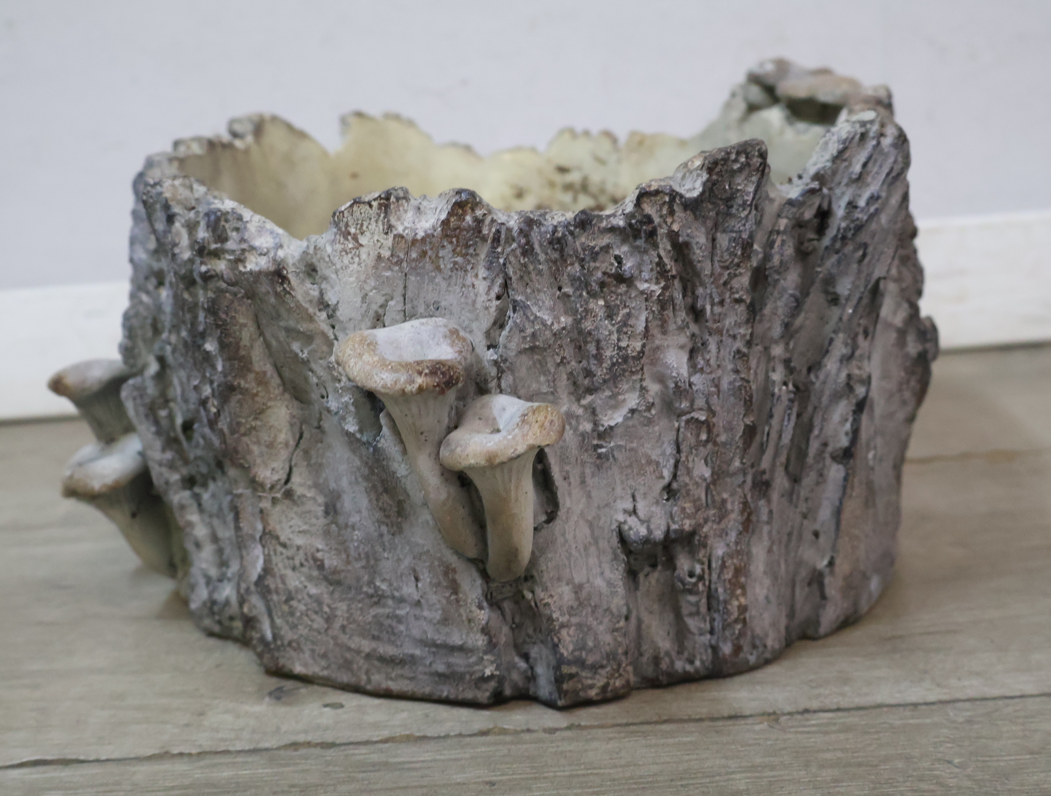Decoratieve plantenbak boomstronk met paddenstoelen – foto 5 – kavel bij GSD Auctions, Zoeterwoude