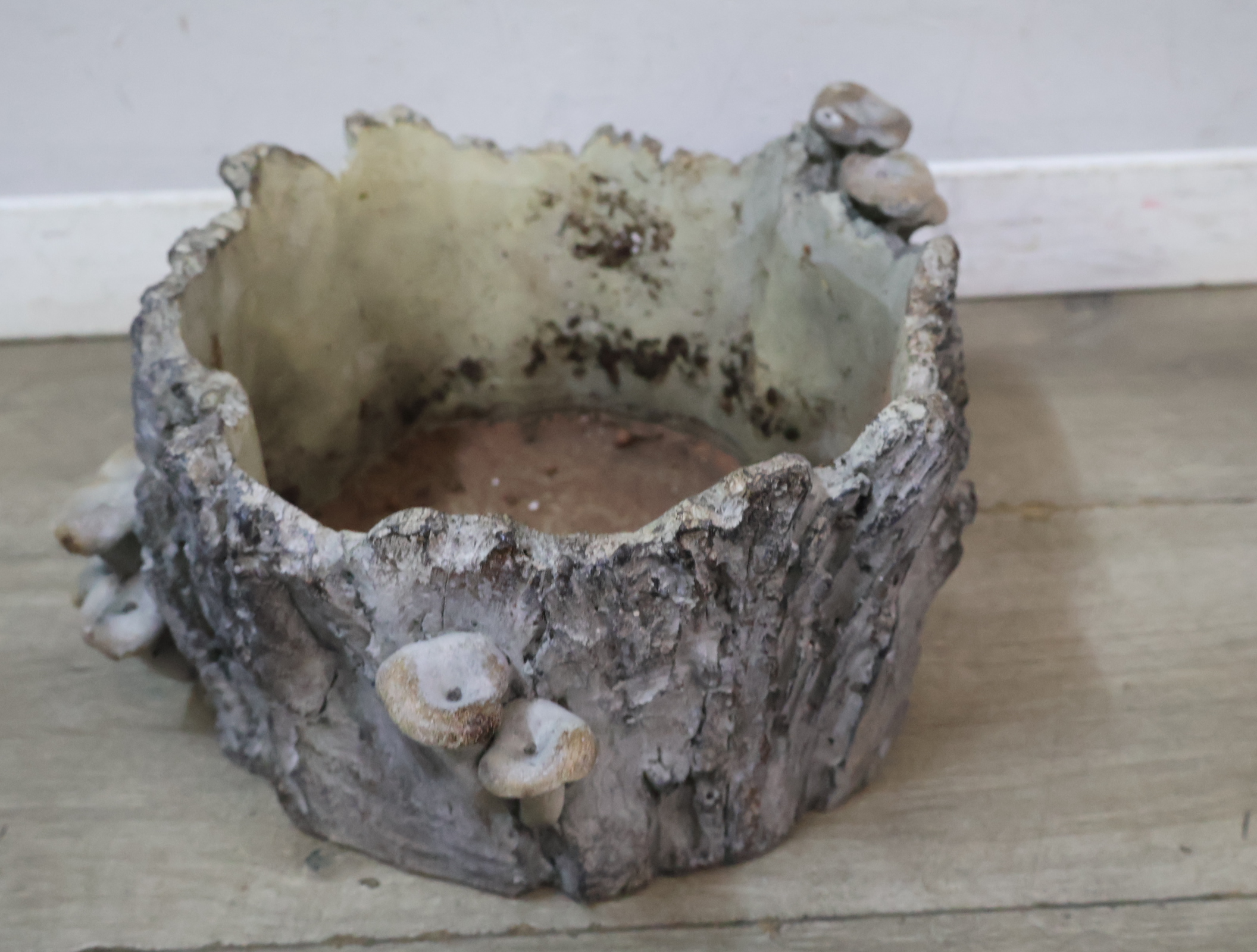 Decoratieve plantenbak boomstronk met paddenstoelen – foto 6 – kavel bij GSD Auctions, Zoeterwoude