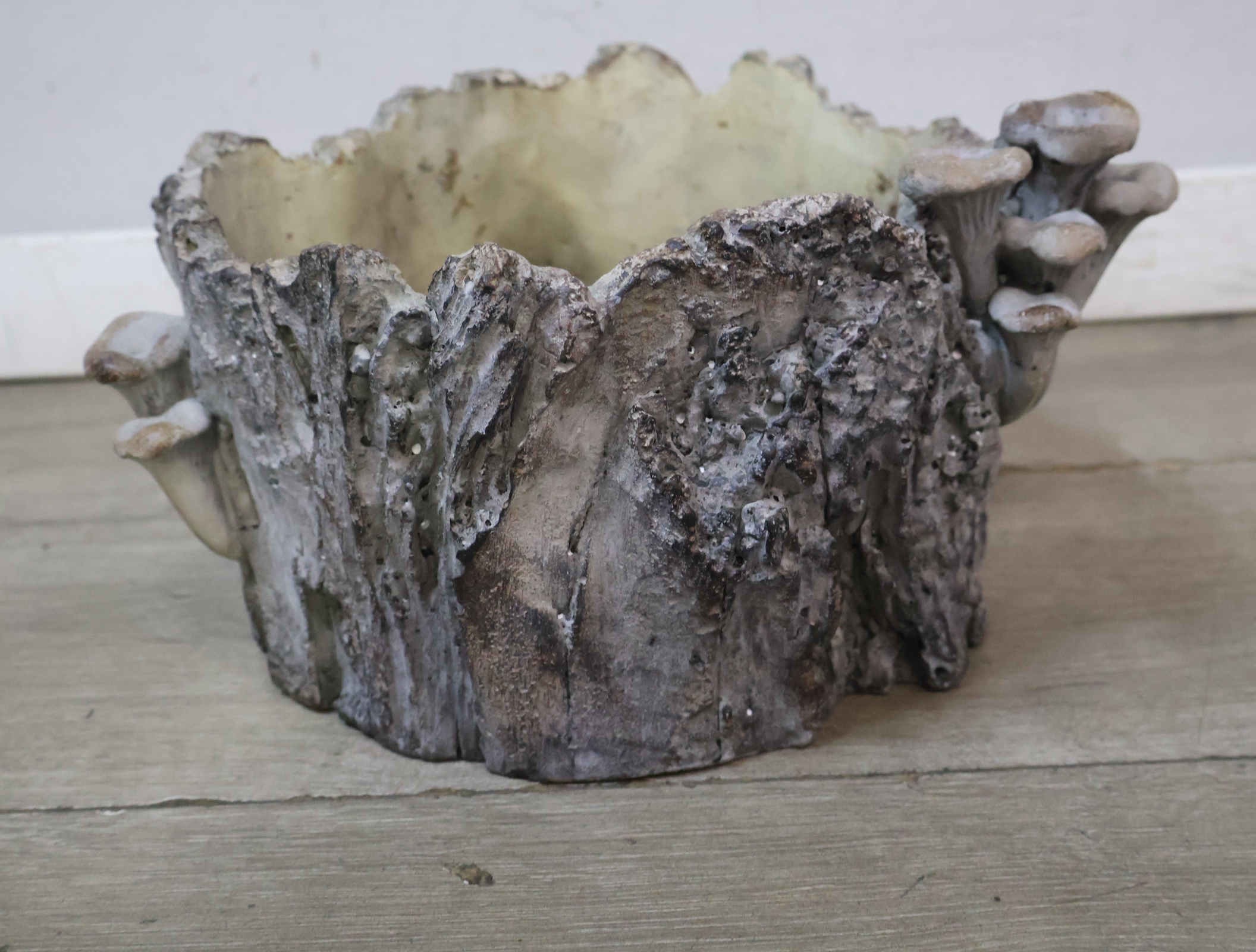 Decoratieve plantenbak boomstronk met paddenstoelen – foto 7 – kavel bij GSD Auctions, Zoeterwoude