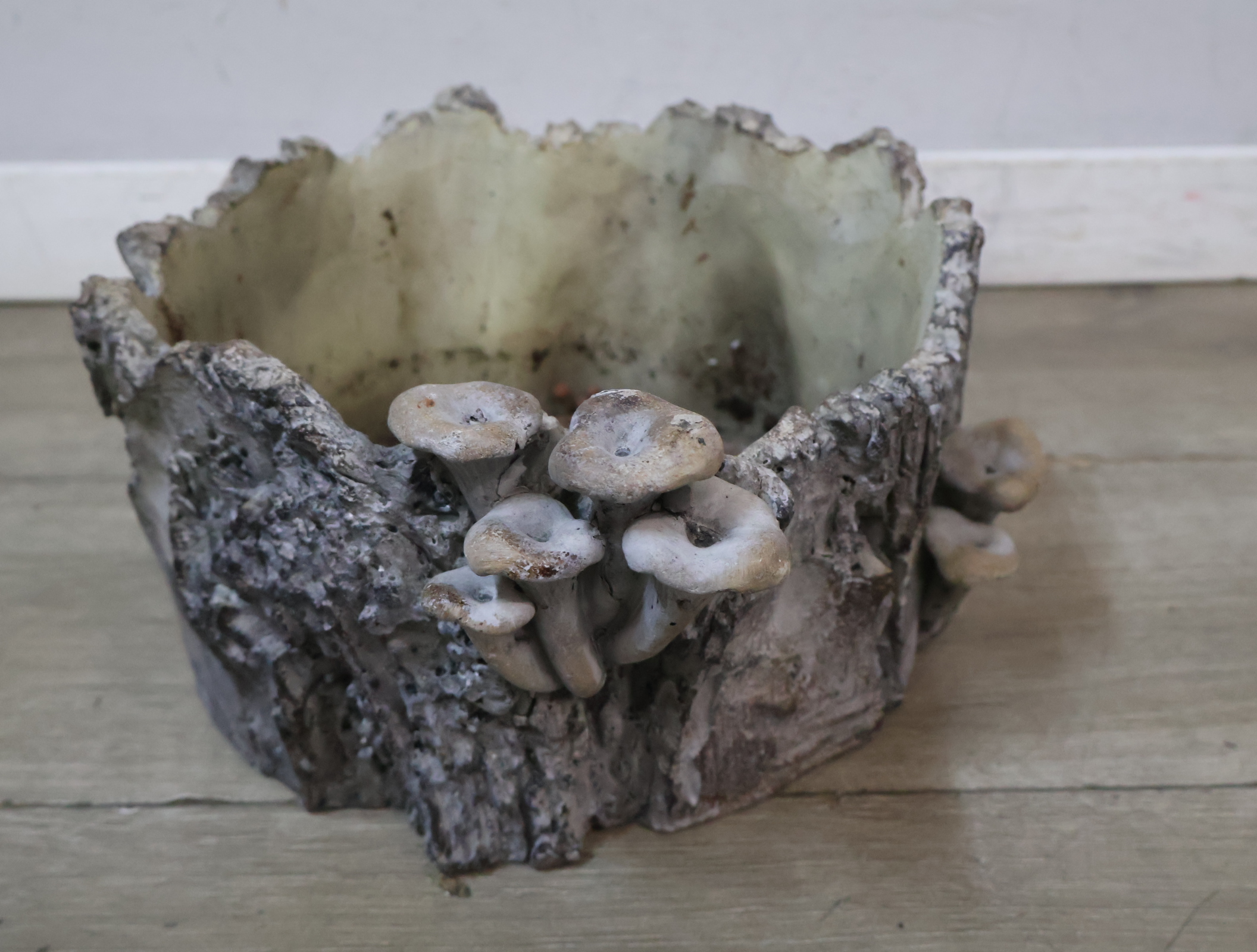 Decoratieve plantenbak boomstronk met paddenstoelen – foto 9 – kavel bij GSD Auctions, Zoeterwoude