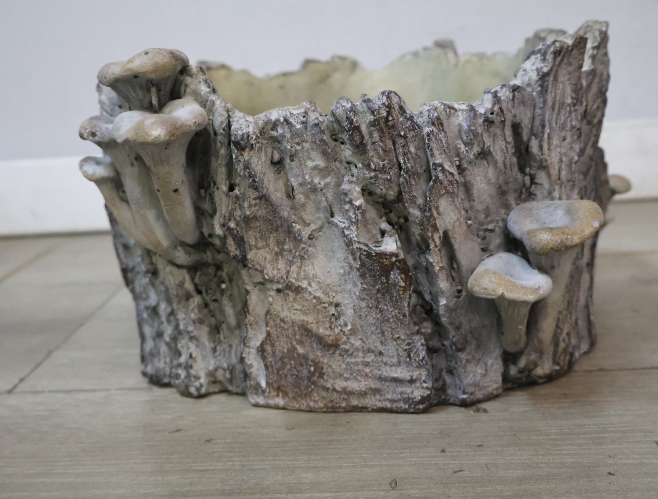 Decoratieve plantenbak boomstronk met paddenstoelen – foto 10 – kavel bij GSD Auctions, Zoeterwoude