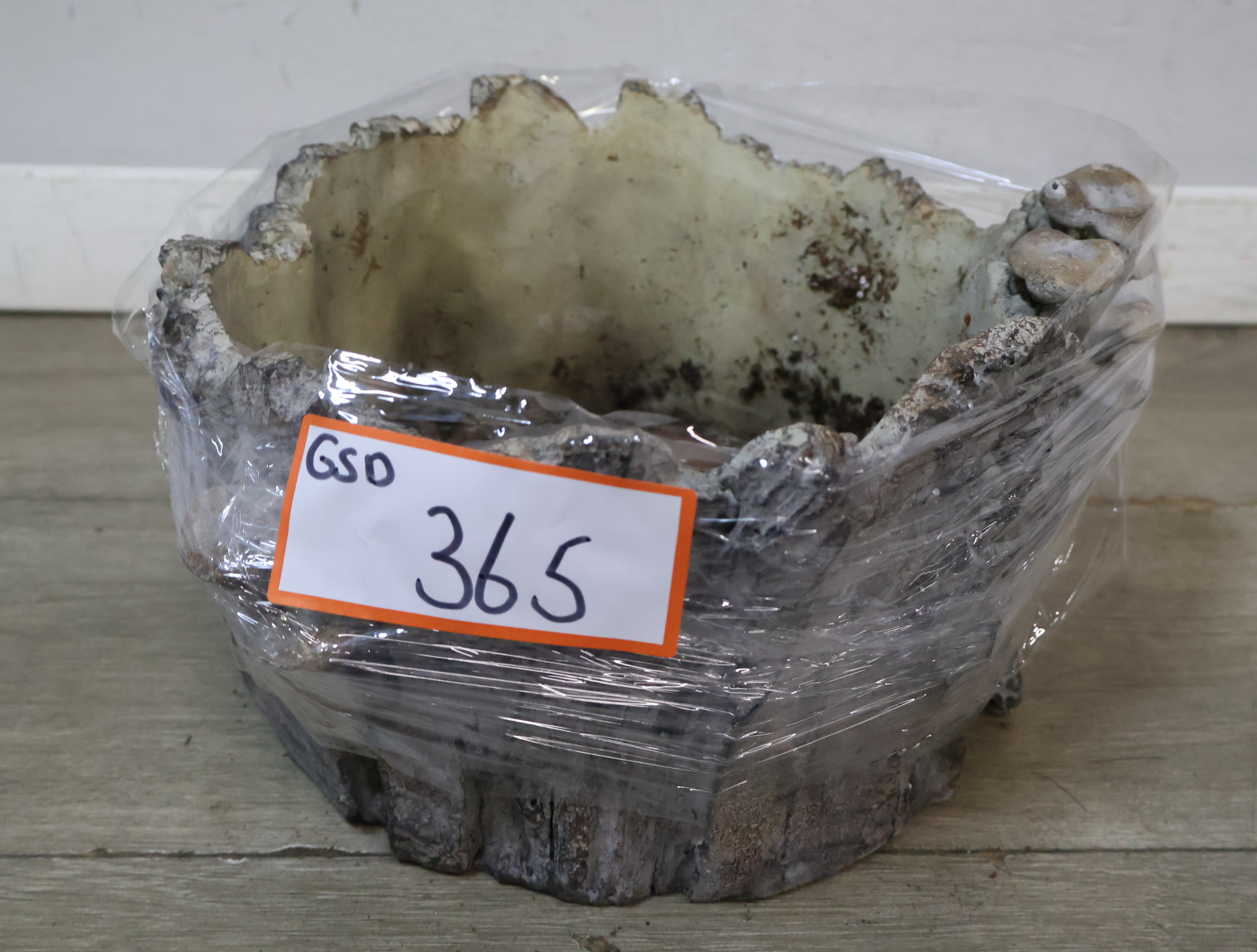 Decoratieve plantenbak boomstronk met paddenstoelen – foto 17 – kavel bij GSD Auctions, Zoeterwoude