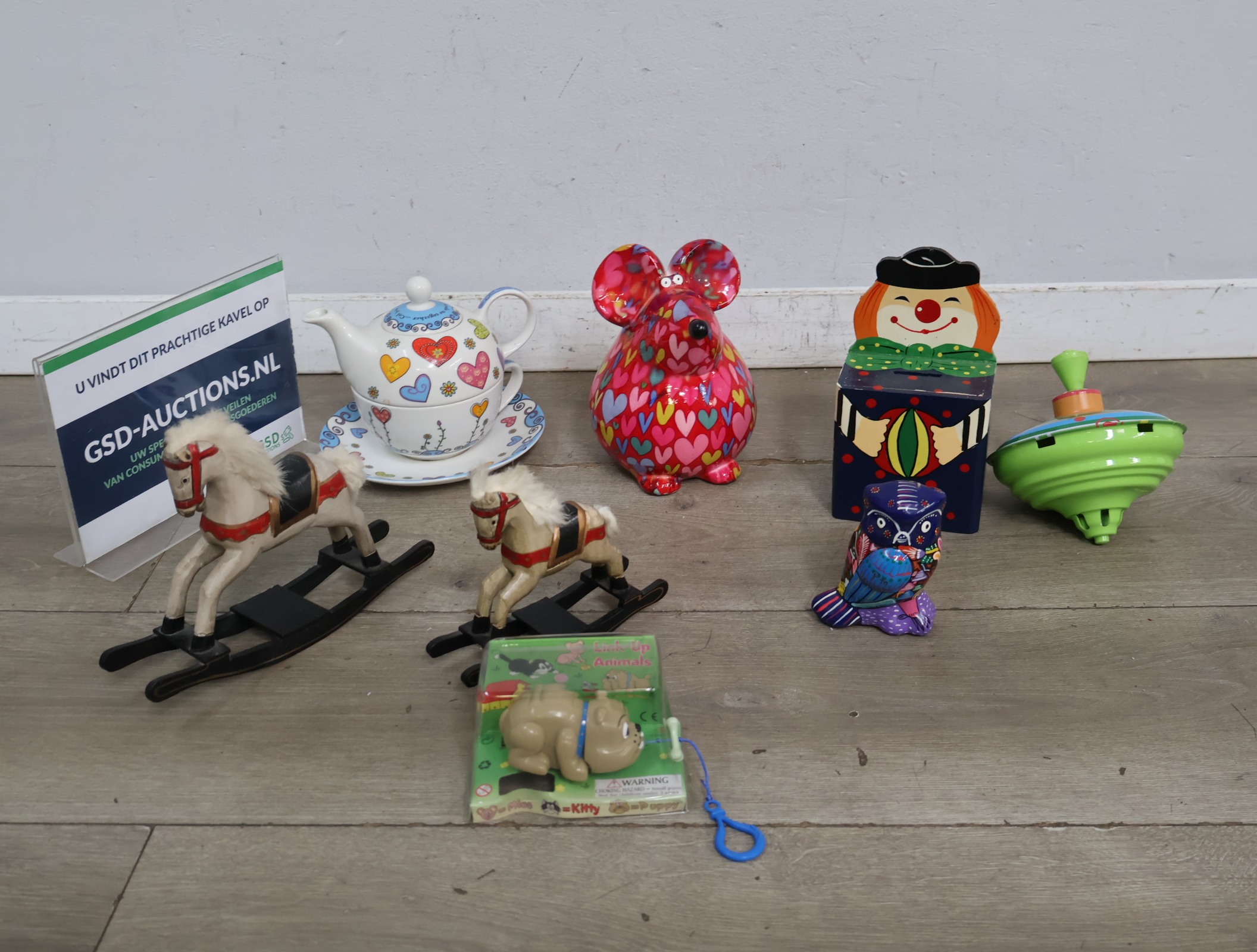 Stoffen hobbelpaardjes, theepot en blikken speelgoed – foto 2 – kavel bij GSD Auctions, Zoeterwoude