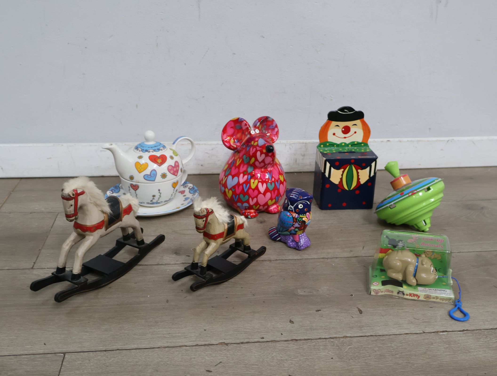 Stoffen hobbelpaardjes, theepot en blikken speelgoed – foto 4 – kavel bij GSD Auctions, Zoeterwoude