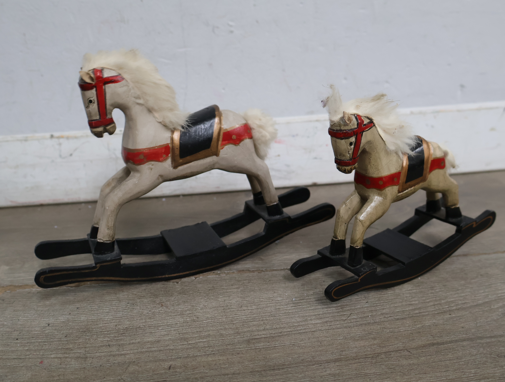Stoffen hobbelpaardjes, theepot en blikken speelgoed – foto 13 – kavel bij GSD Auctions, Zoeterwoude