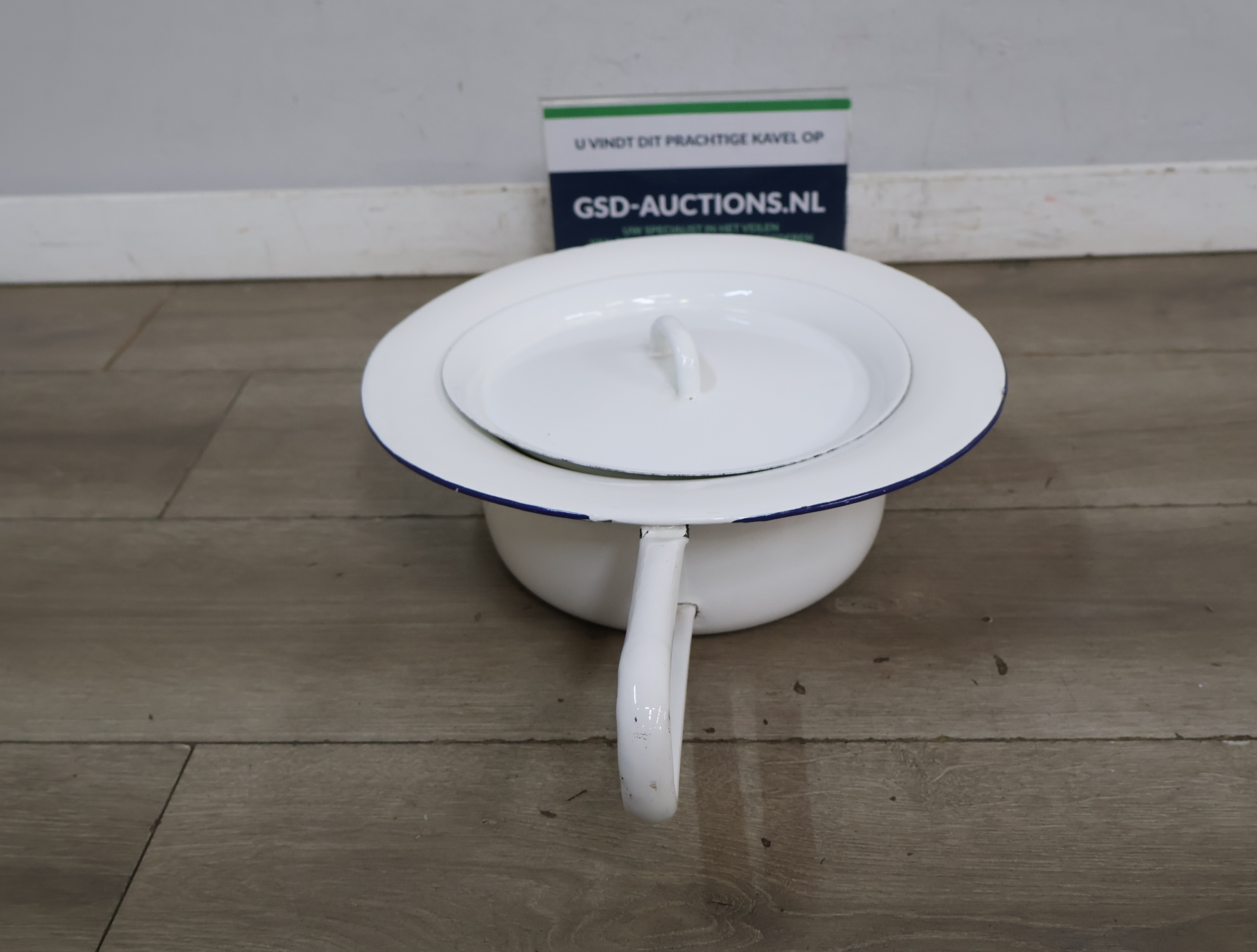 Witte geëmailleerde urinaal met deksel – foto 2 – kavel bij GSD Auctions, Zoeterwoude