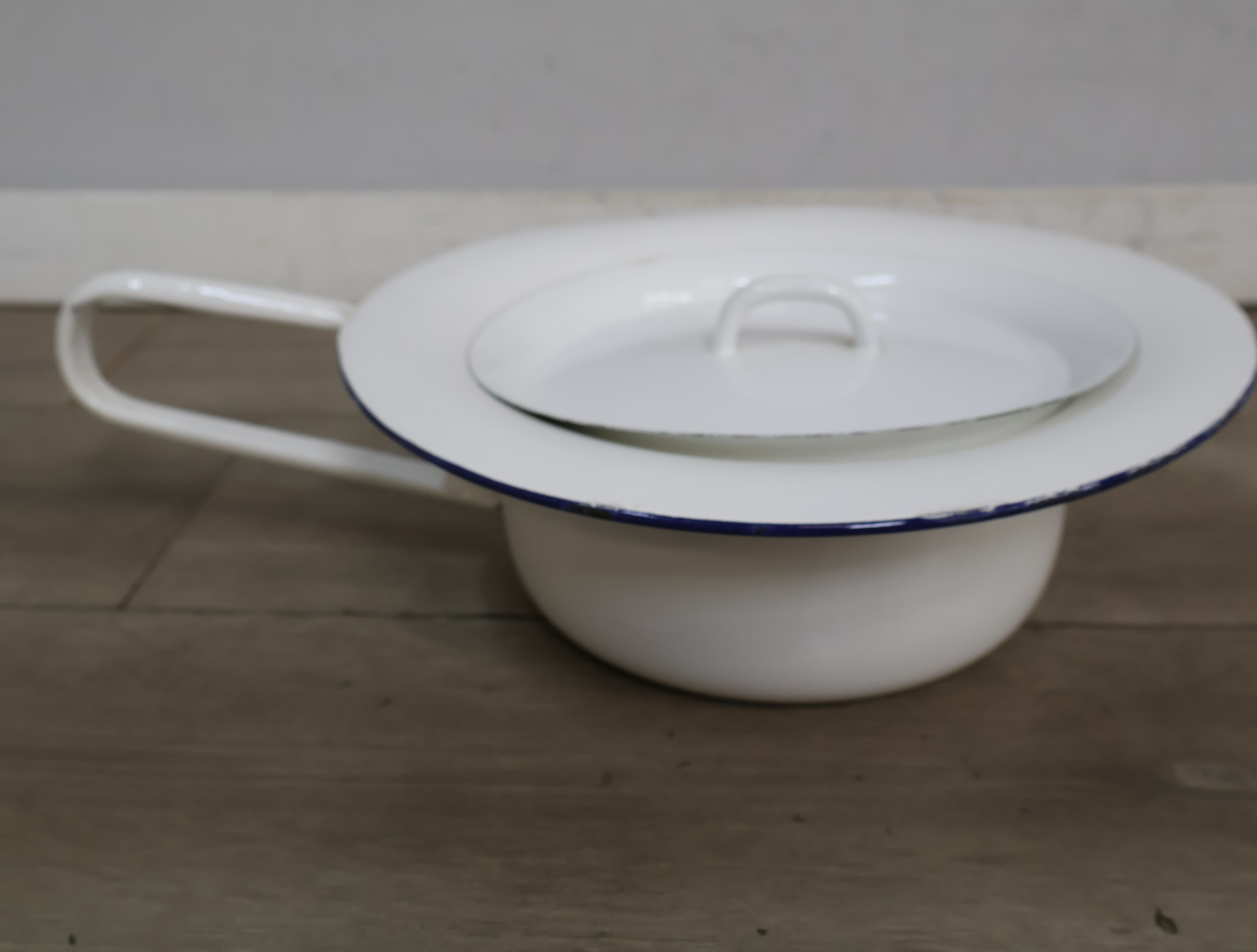 Witte geëmailleerde urinaal met deksel – foto 3 – kavel bij GSD Auctions, Zoeterwoude