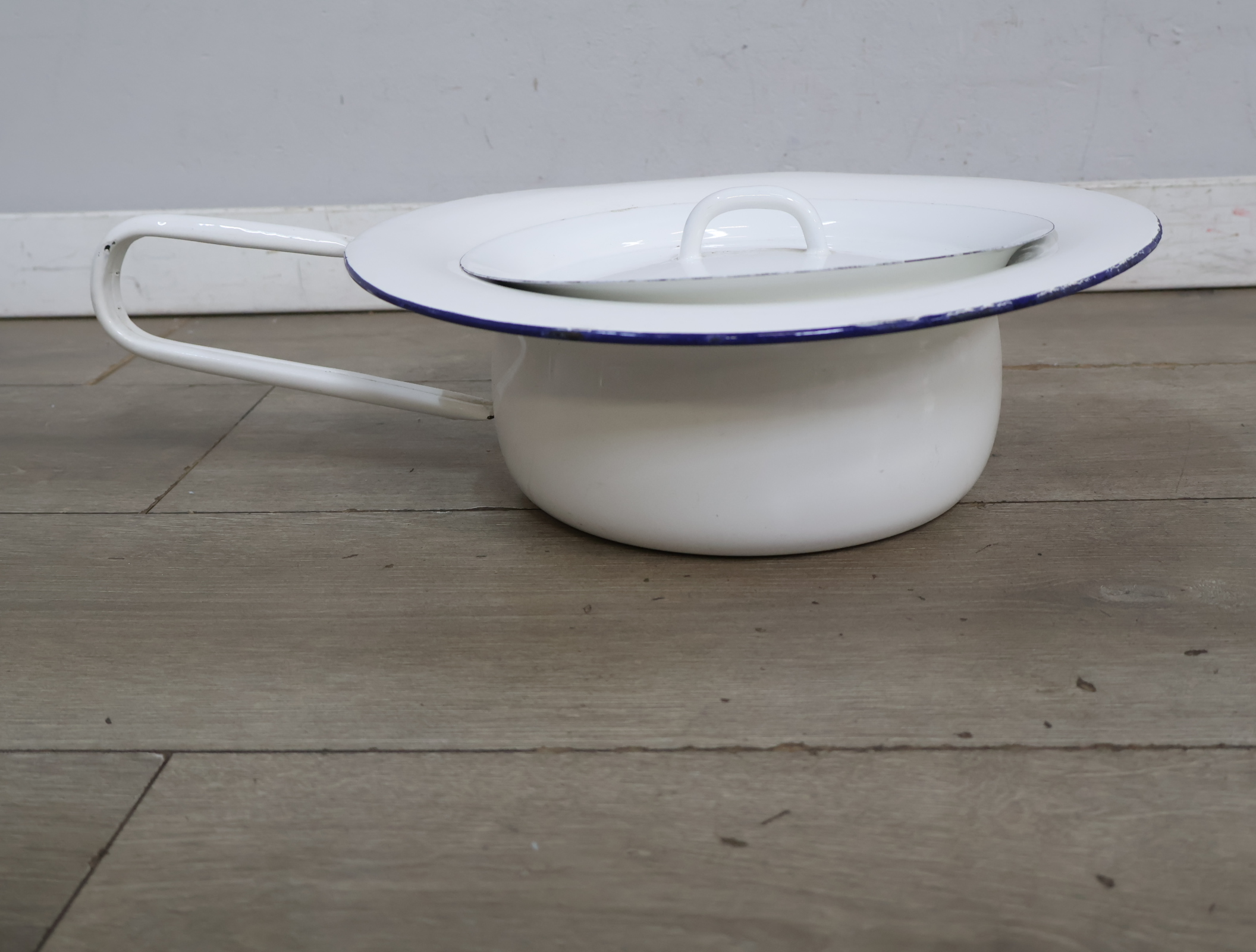 Witte geëmailleerde urinaal met deksel – foto 4 – kavel bij GSD Auctions, Zoeterwoude