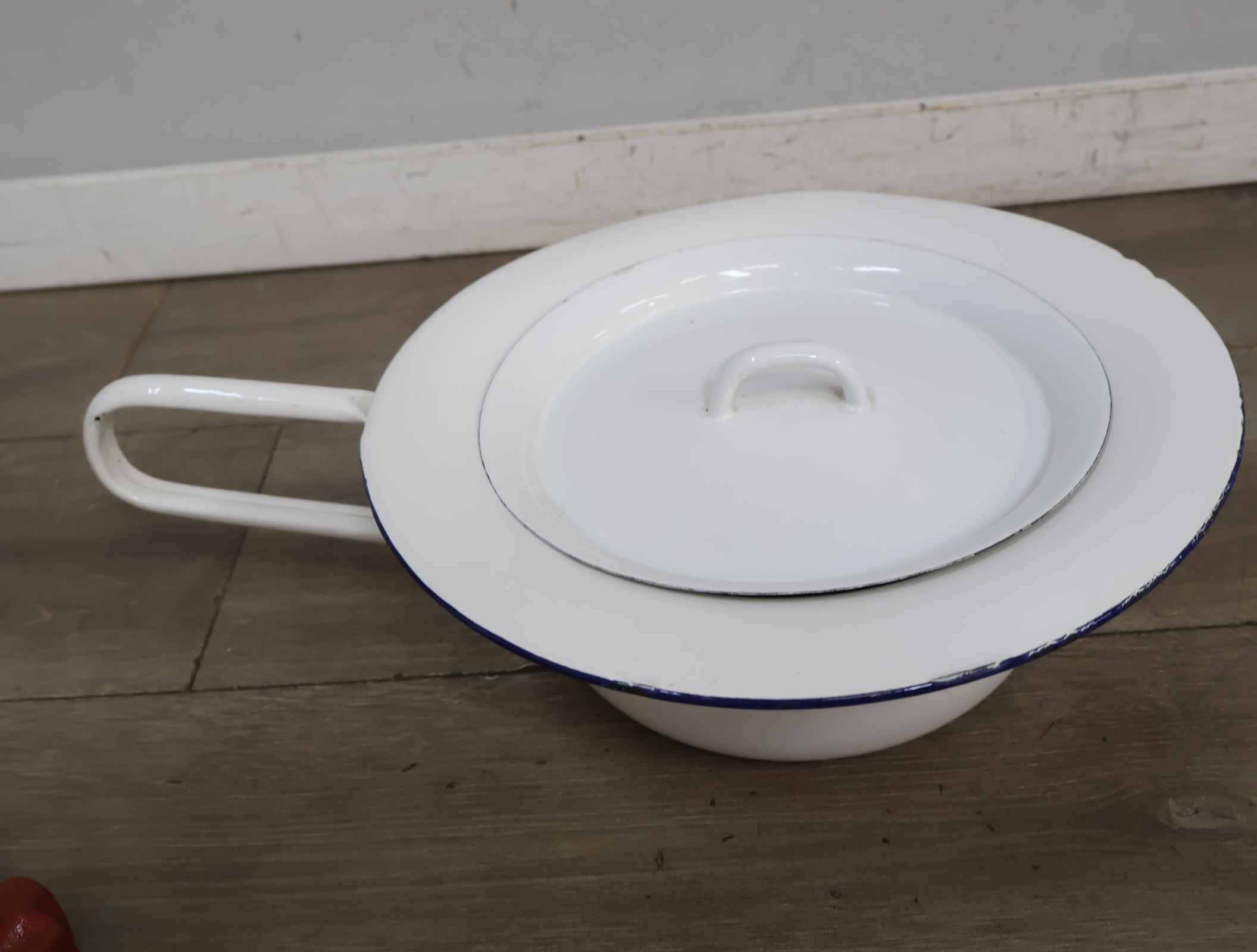 Witte geëmailleerde urinaal met deksel – foto 5 – kavel bij GSD Auctions, Zoeterwoude