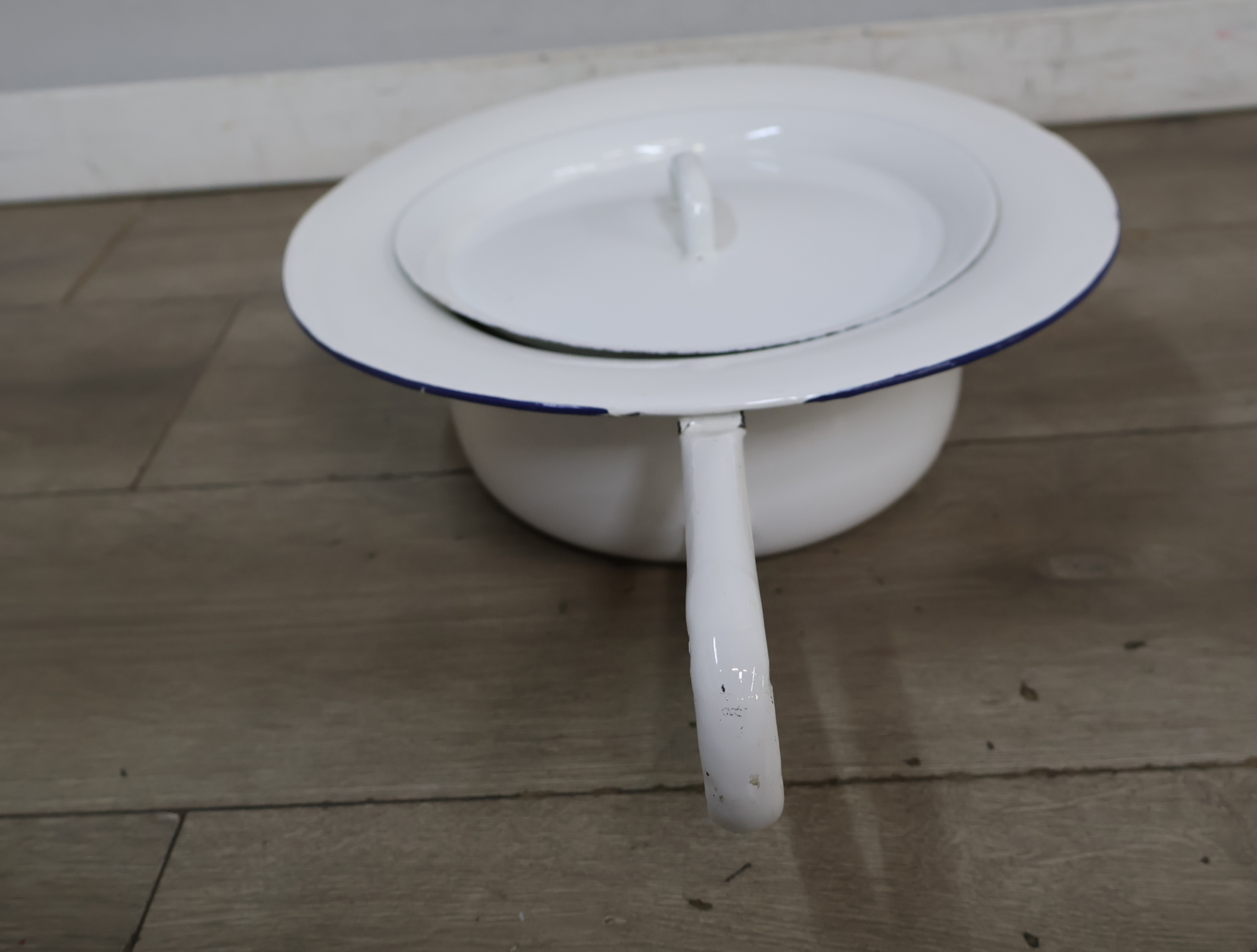 Witte geëmailleerde urinaal met deksel – foto 6 – kavel bij GSD Auctions, Zoeterwoude