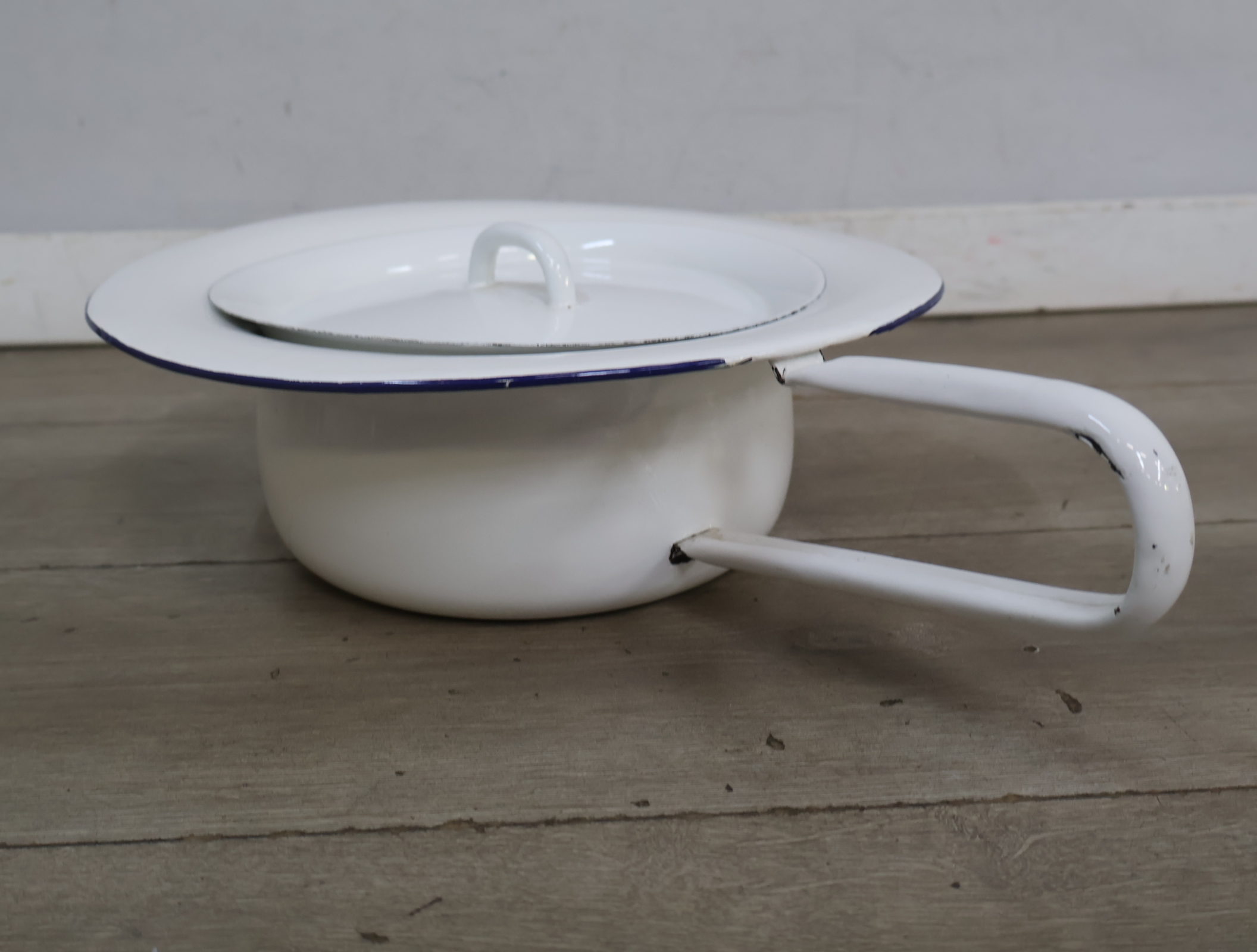 Witte geëmailleerde urinaal met deksel – foto 7 – kavel bij GSD Auctions, Zoeterwoude