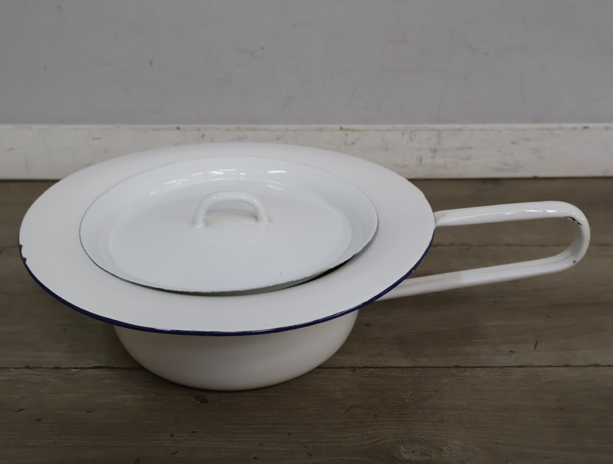 Witte geëmailleerde urinaal met deksel – foto 8 – kavel bij GSD Auctions, Zoeterwoude