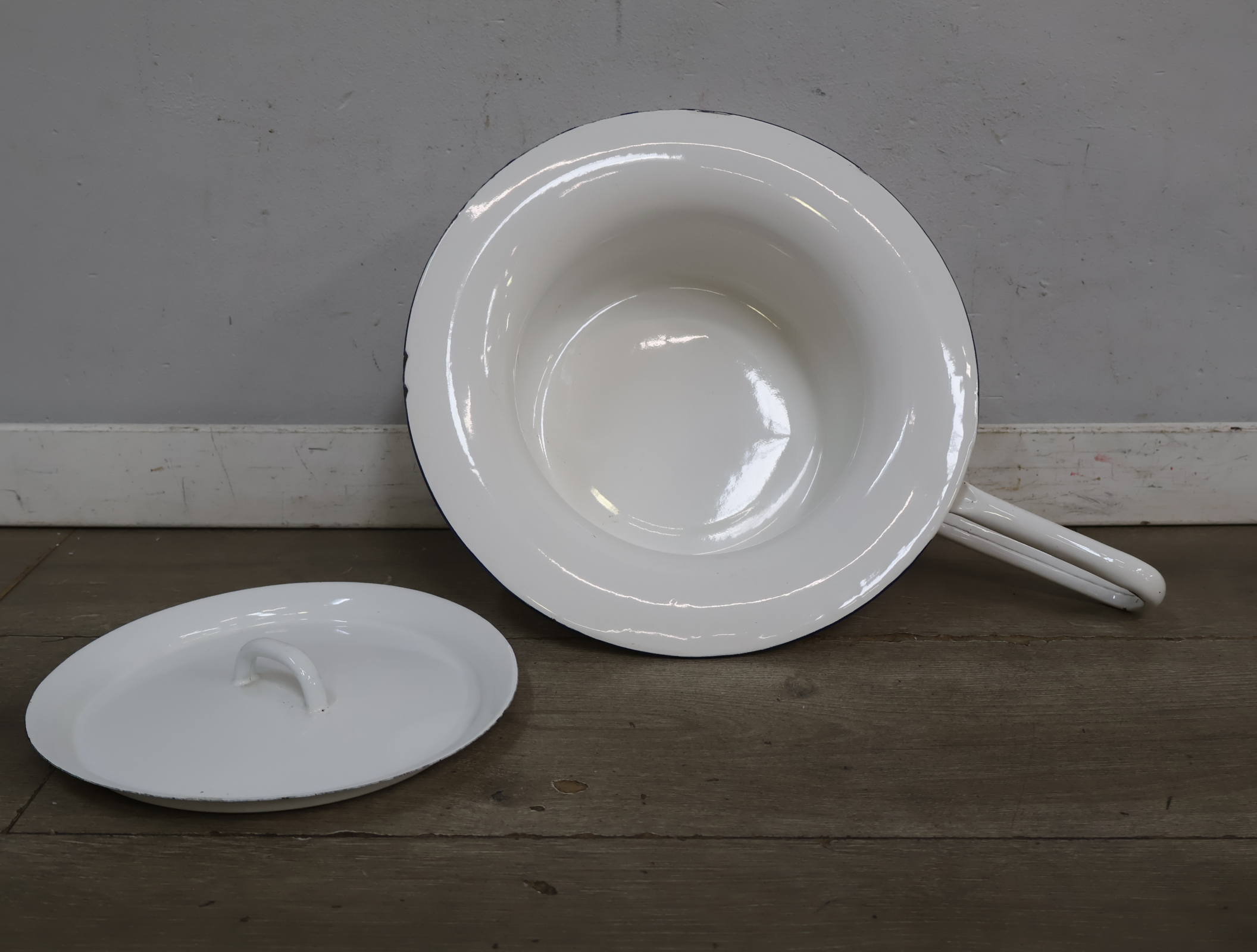 Witte geëmailleerde urinaal met deksel – foto 9 – kavel bij GSD Auctions, Zoeterwoude