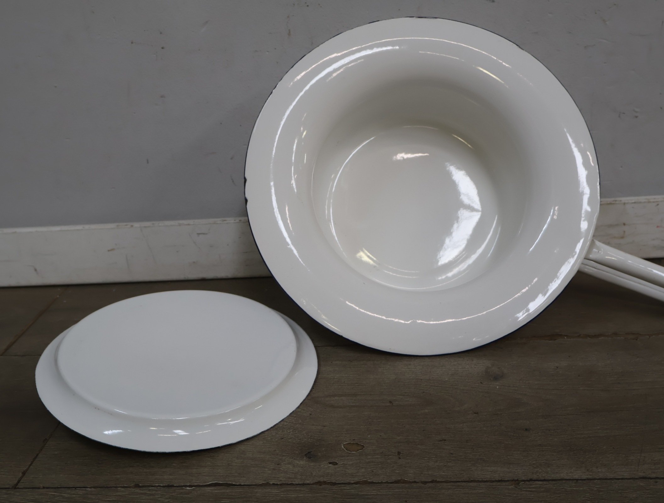 Witte geëmailleerde urinaal met deksel – foto 11 – kavel bij GSD Auctions, Zoeterwoude