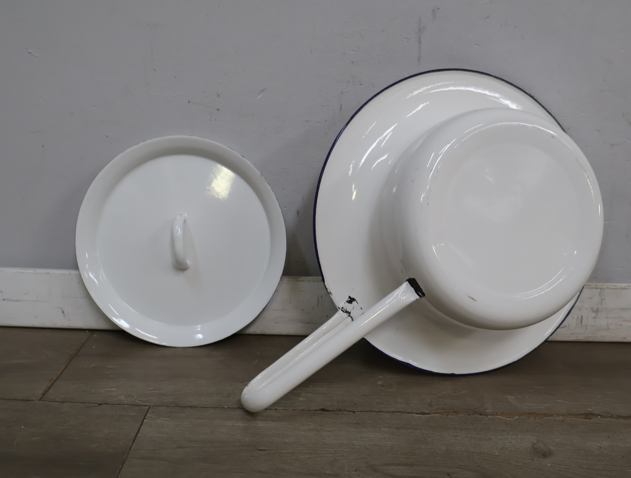 Witte geëmailleerde urinaal met deksel – foto 12 – kavel bij GSD Auctions, Zoeterwoude