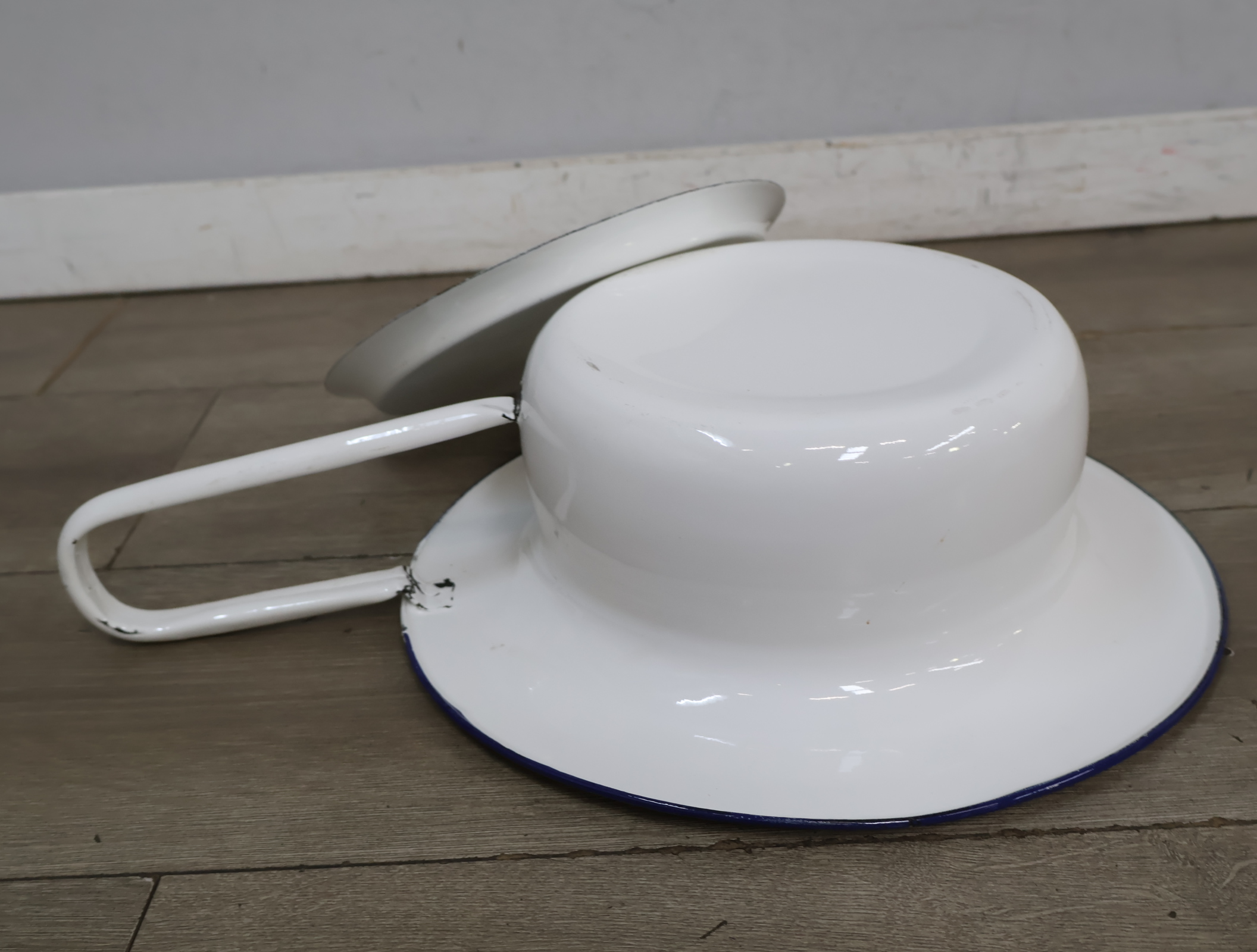 Witte geëmailleerde urinaal met deksel – foto 13 – kavel bij GSD Auctions, Zoeterwoude
