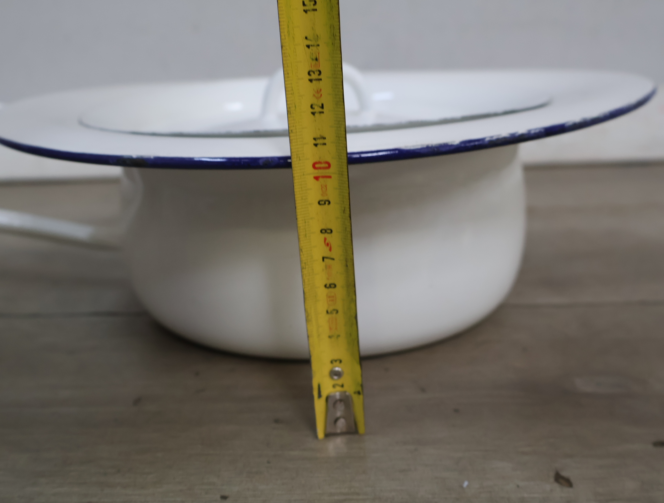 Witte geëmailleerde urinaal met deksel – foto 14 – kavel bij GSD Auctions, Zoeterwoude