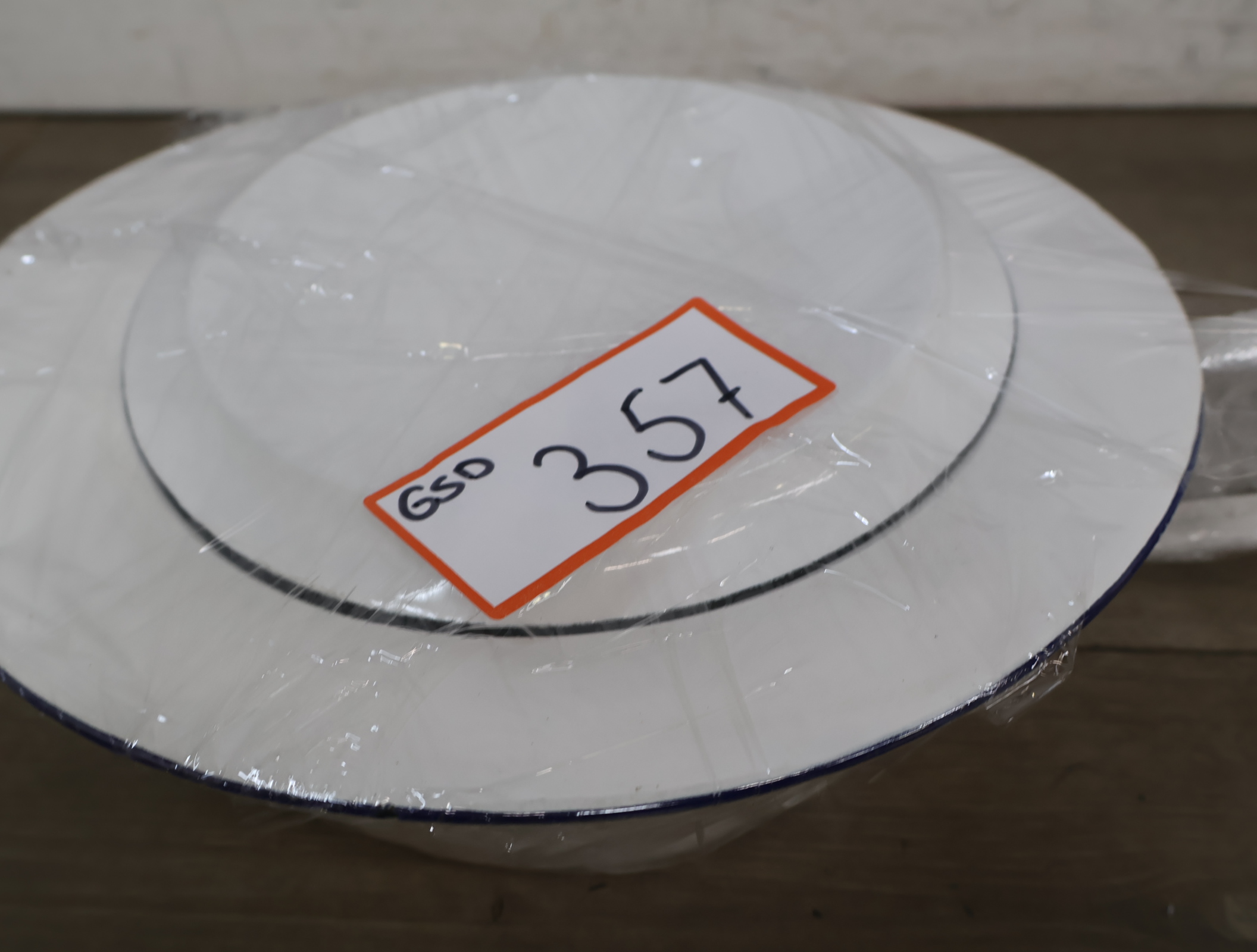 Witte geëmailleerde urinaal met deksel – foto 16 – kavel bij GSD Auctions, Zoeterwoude