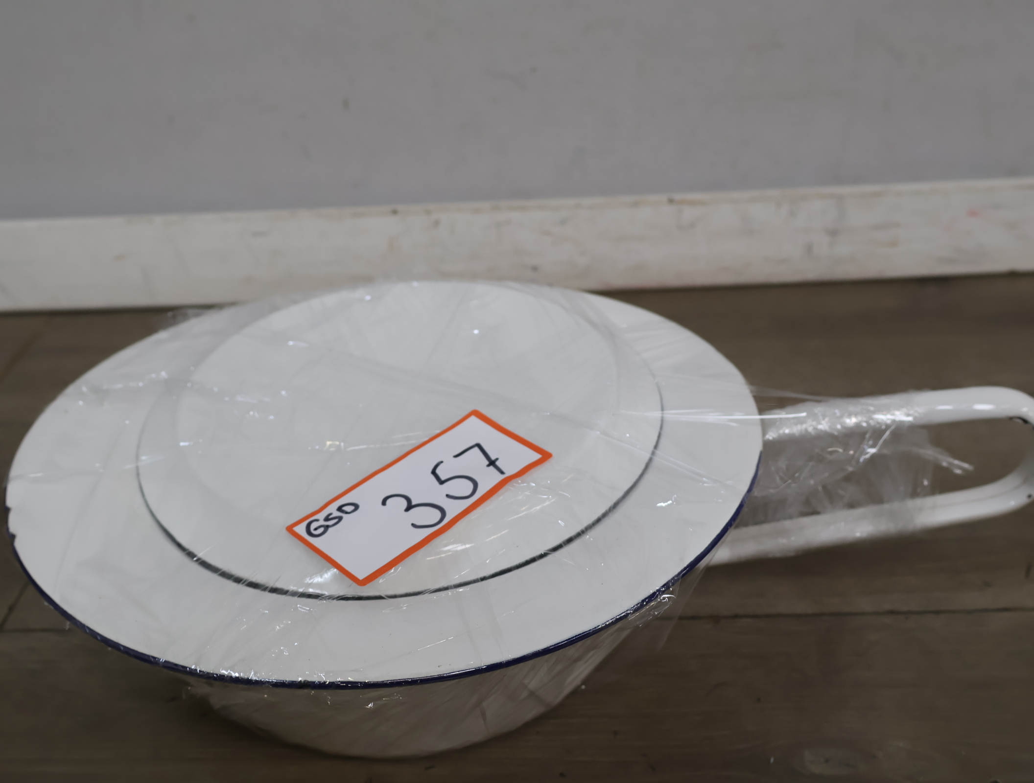 Witte geëmailleerde urinaal met deksel – foto 17 – kavel bij GSD Auctions, Zoeterwoude