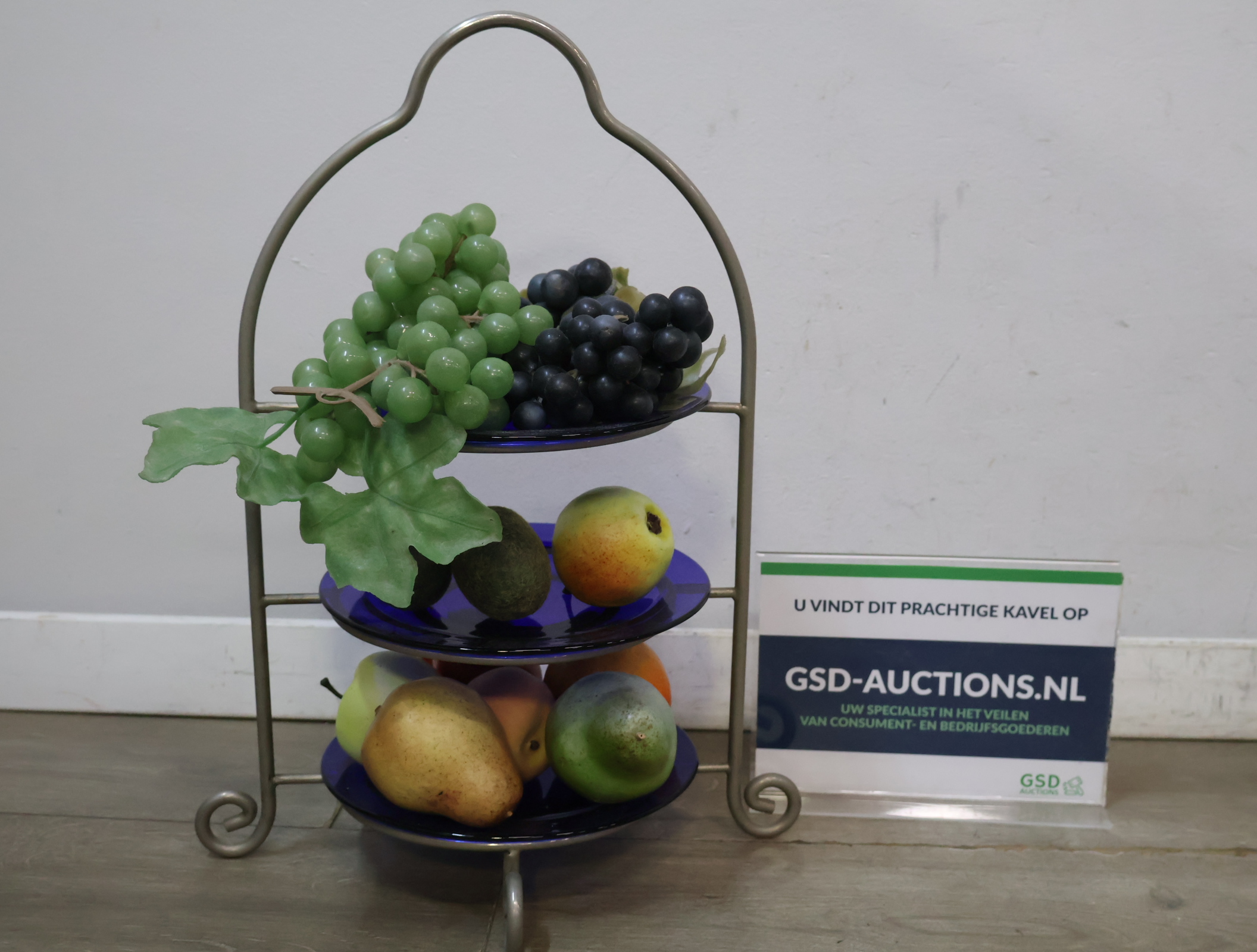 Drie-etalage fruit schaal op metalen standaard – foto 2 – kavel bij GSD Auctions, Zoeterwoude