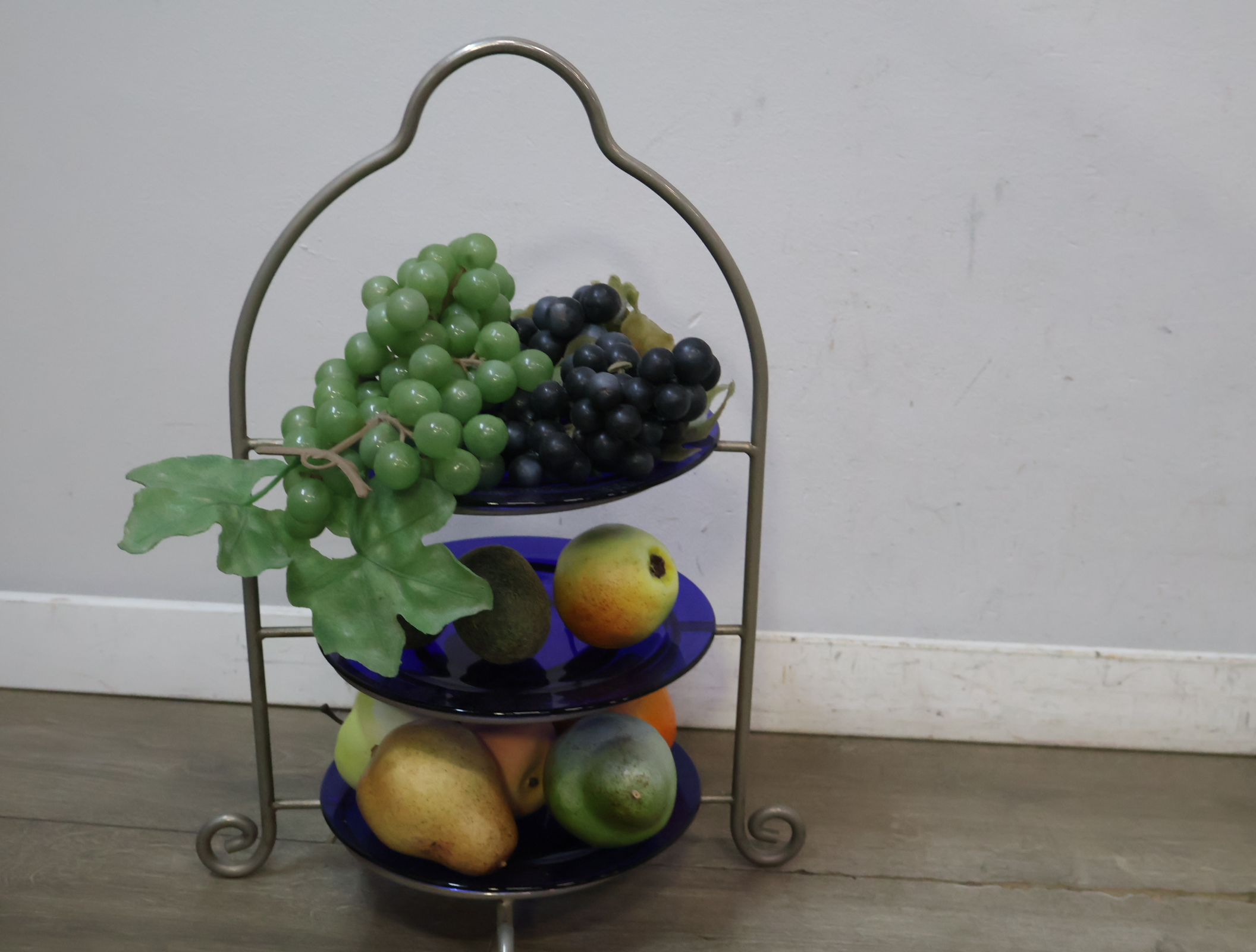 Drie-etalage fruit schaal op metalen standaard – foto 3 – kavel bij GSD Auctions, Zoeterwoude
