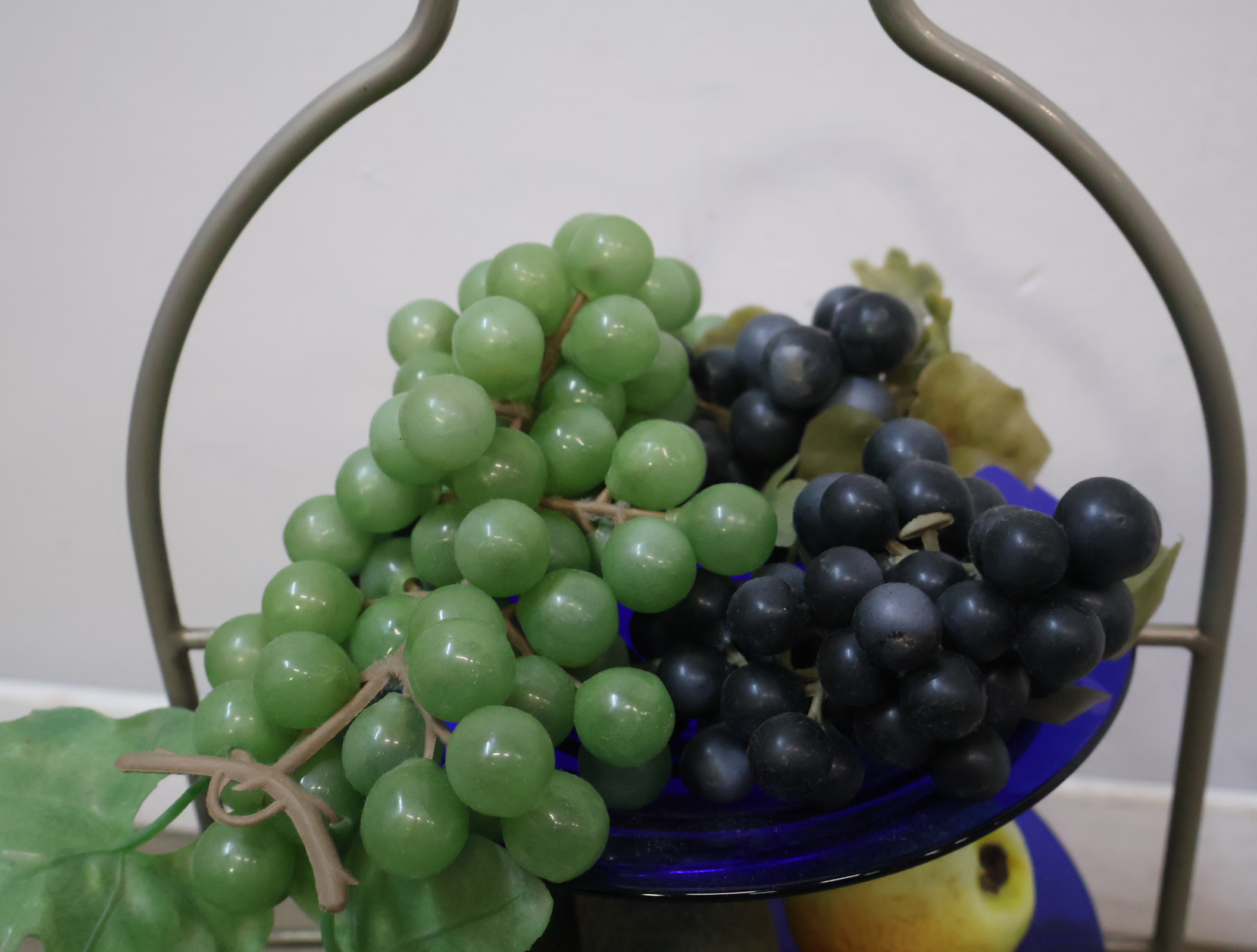 Drie-etalage fruit schaal op metalen standaard – foto 4 – kavel bij GSD Auctions, Zoeterwoude