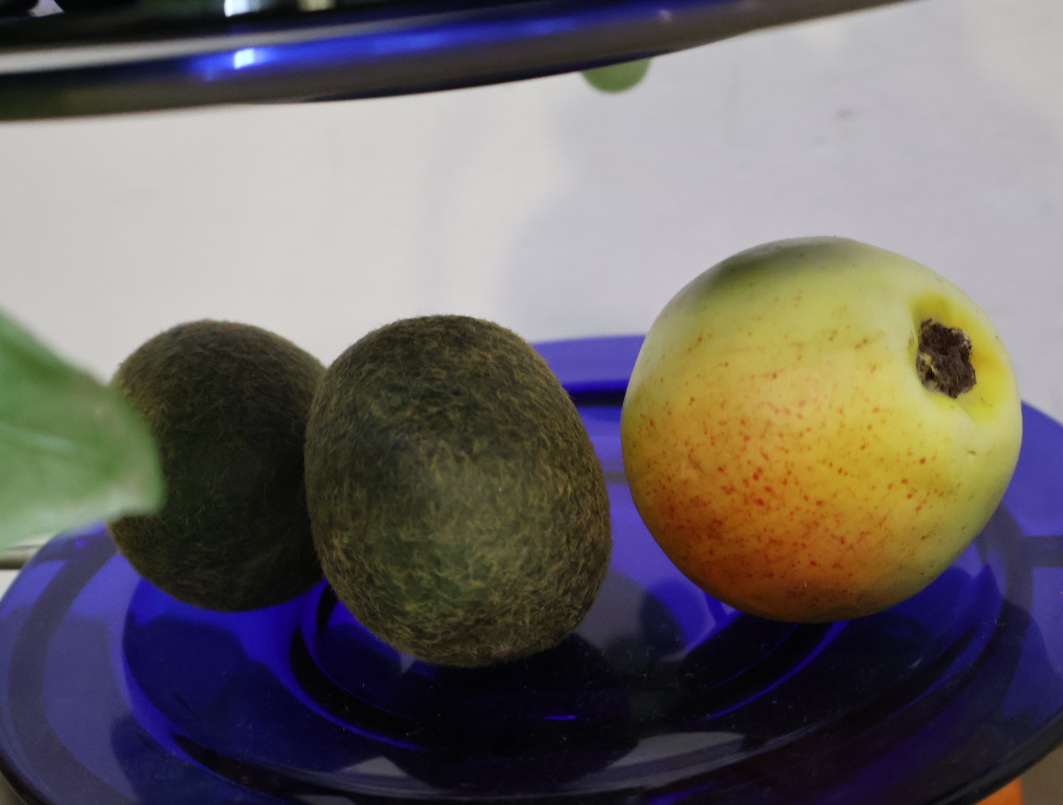 Drie-etalage fruit schaal op metalen standaard – foto 5 – kavel bij GSD Auctions, Zoeterwoude